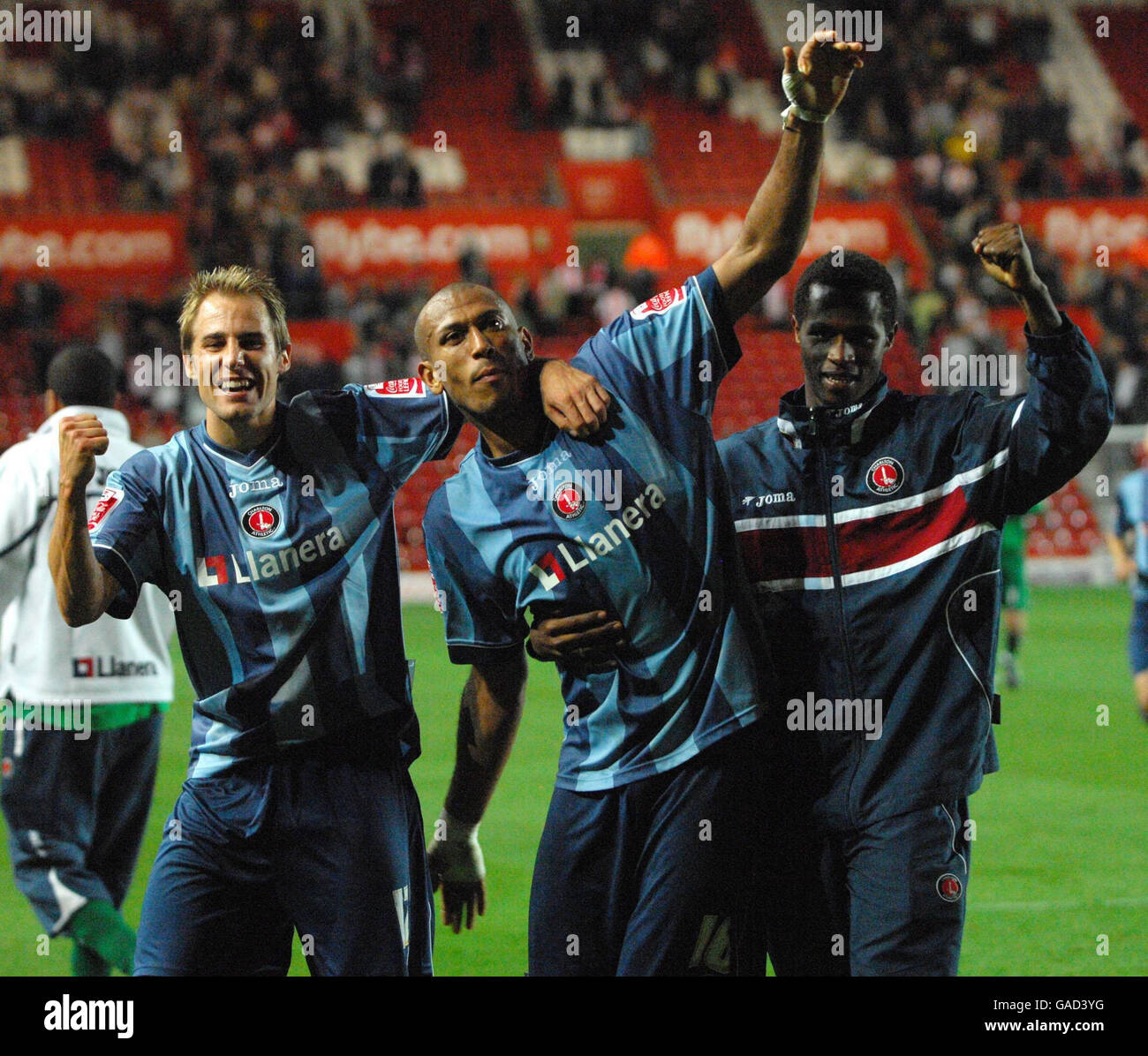 Charlton's Chris Iwelumo (Mitte) feiert seinen Last-Minute-Sieger während des Coca-Cola Football Championship-Spiels in St. Mary's, Southampton. Stockfoto