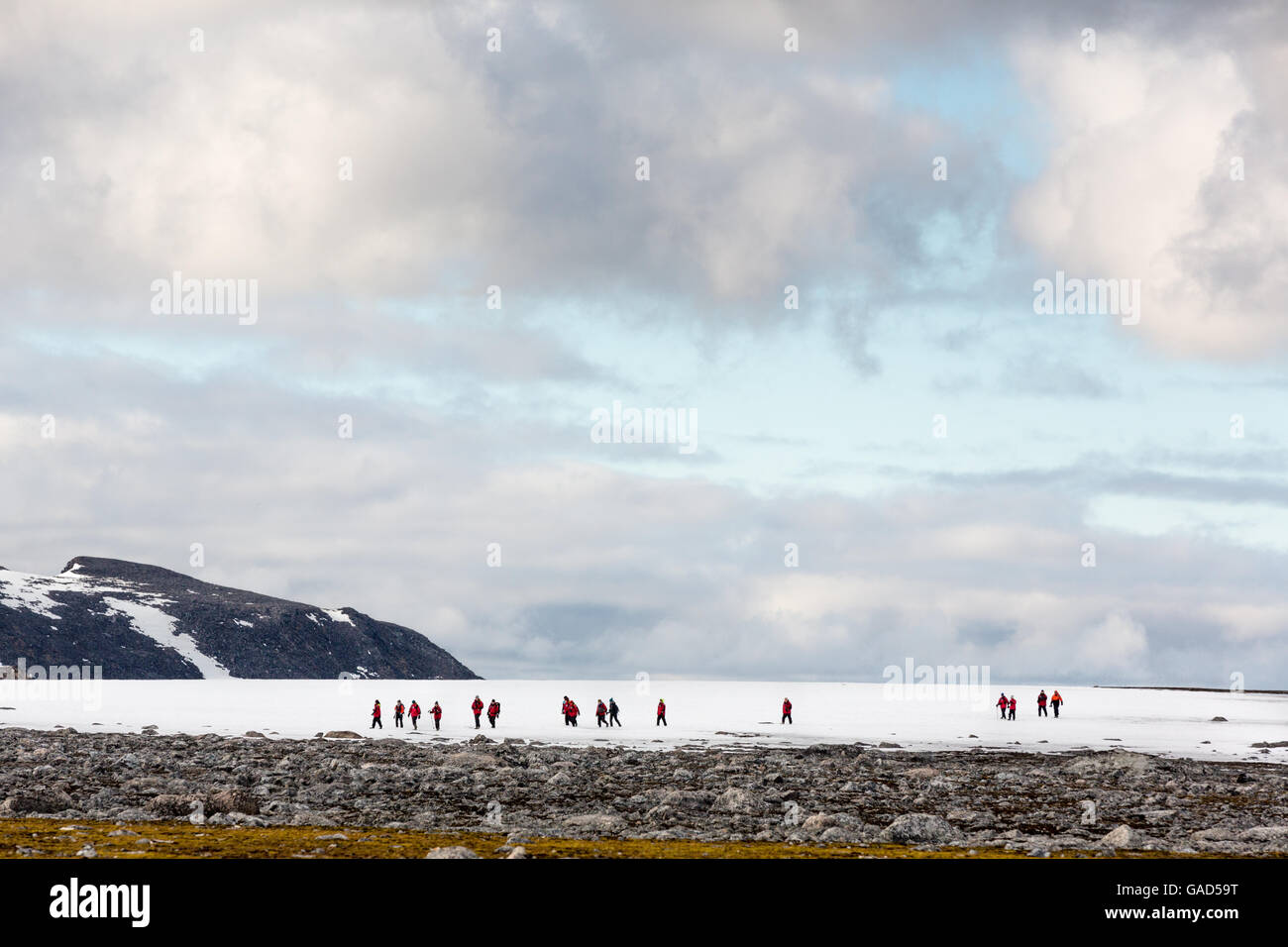 Arktische Touristen in der Tundra bei Smeerenburg, Amsterdamoya Island, Spitzbergen, Norwegen Stockfoto