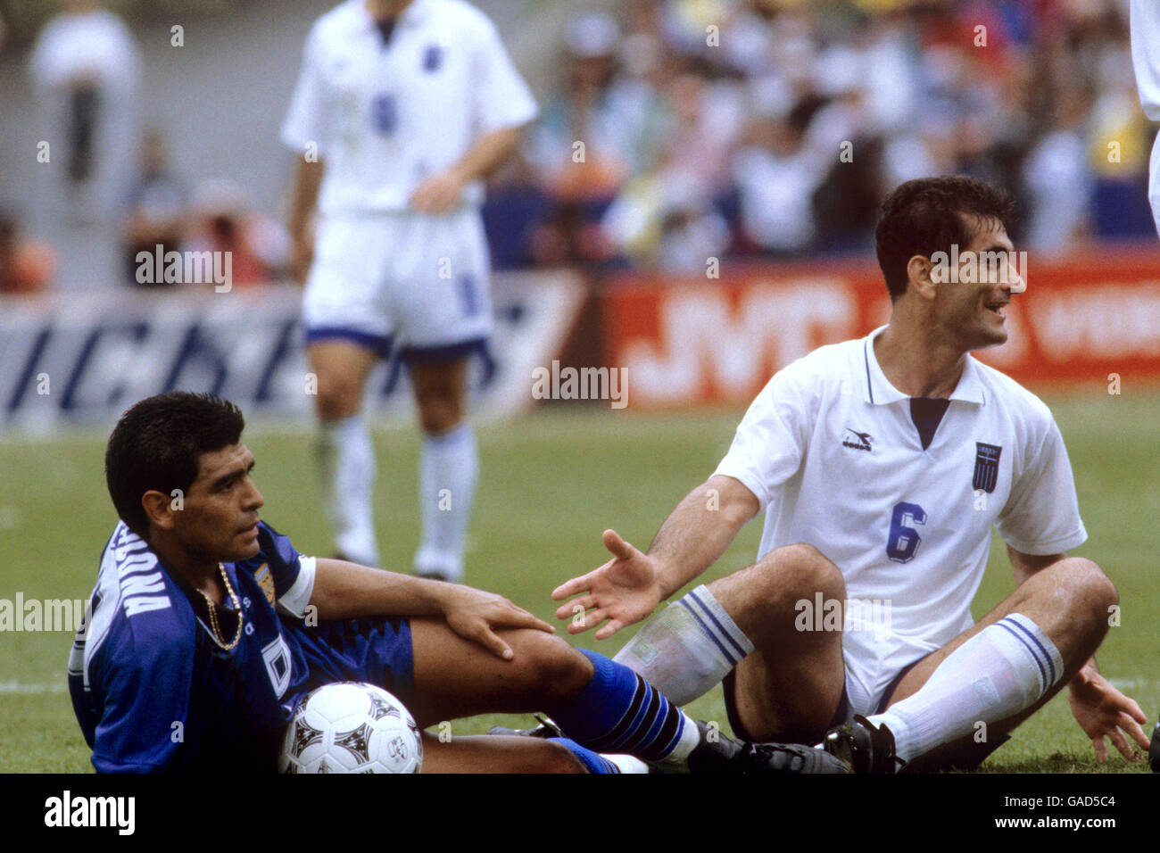 Die griechische Panagiotis Tsalouchidis (r) protestiert gegen seine Unschuld, nachdem sie die argentinische anstachelt hat Diego Maradona (l) Stockfoto