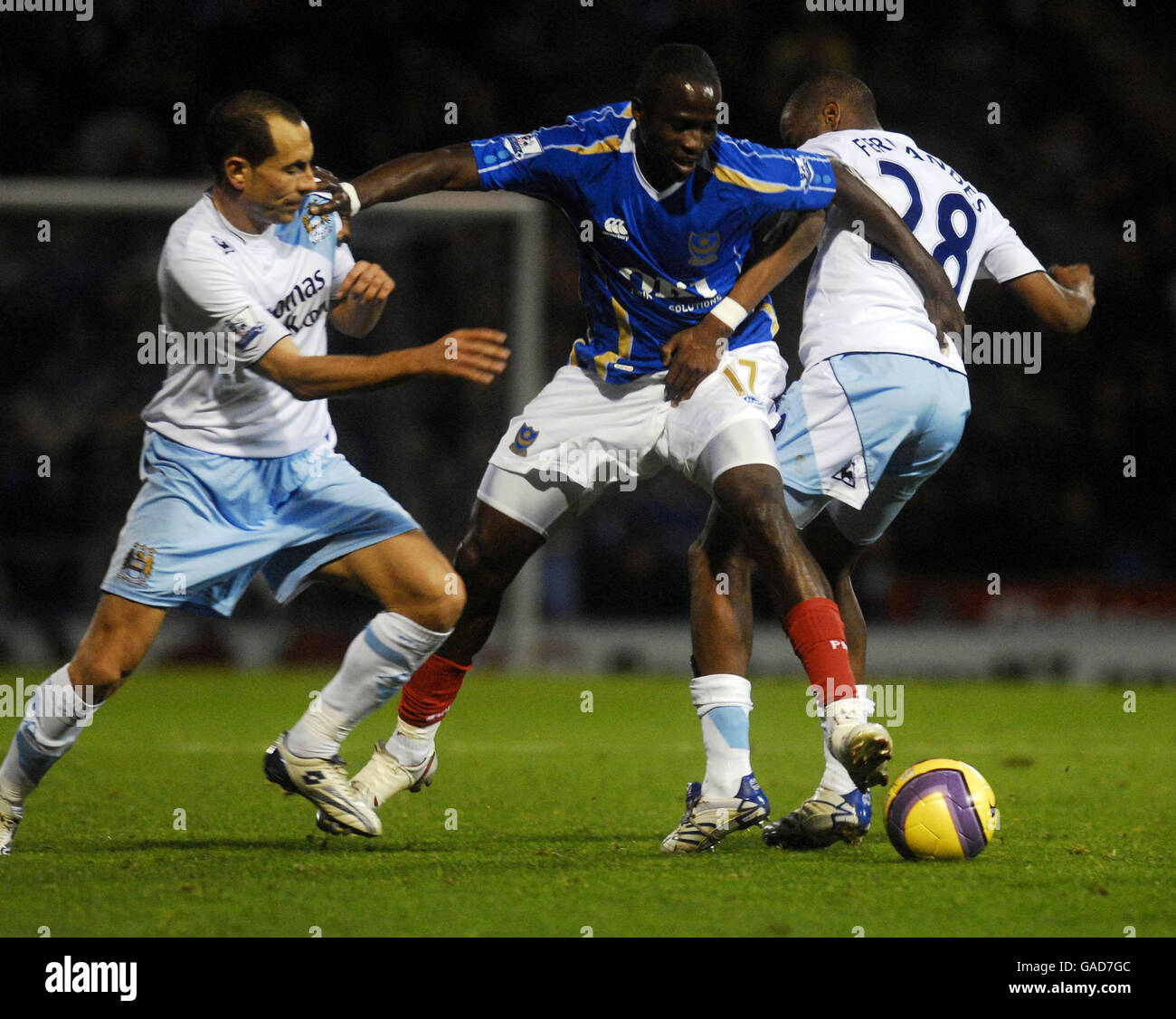 Martin Petrov von Manchester City (links) und Gelson Fernandes bekämpfen John Utaka von Portsmouth (Mitte) während des Spiels der Barclays Premier League im Fratton Park in Portsmouth. Stockfoto