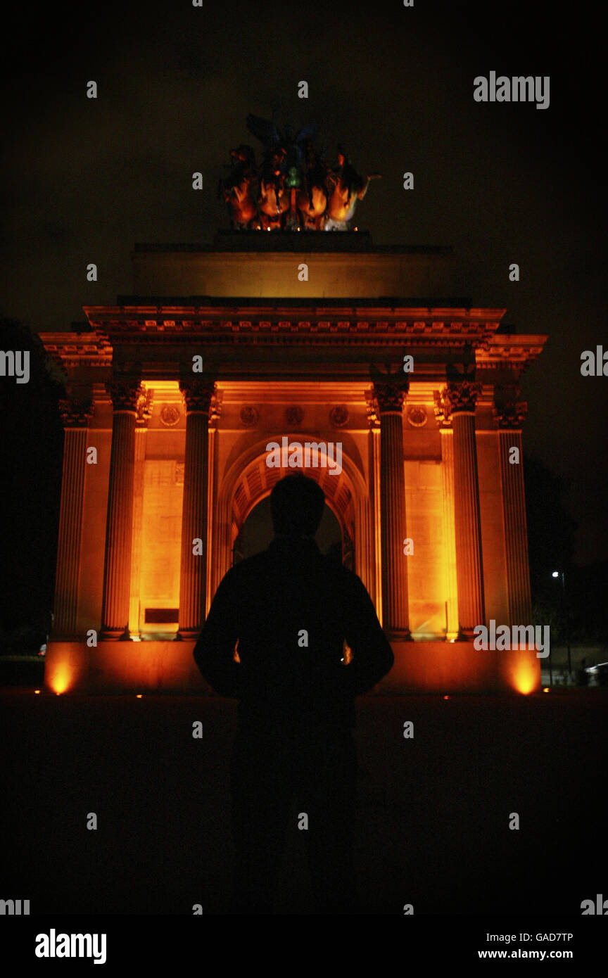 Wellington Arch geht Gold, um die Feierlichkeiten zur Eröffnung der Woche für „Tutanchamun und das Goldene Zeitalter der Pharaonen“ zu beginnen. Stockfoto