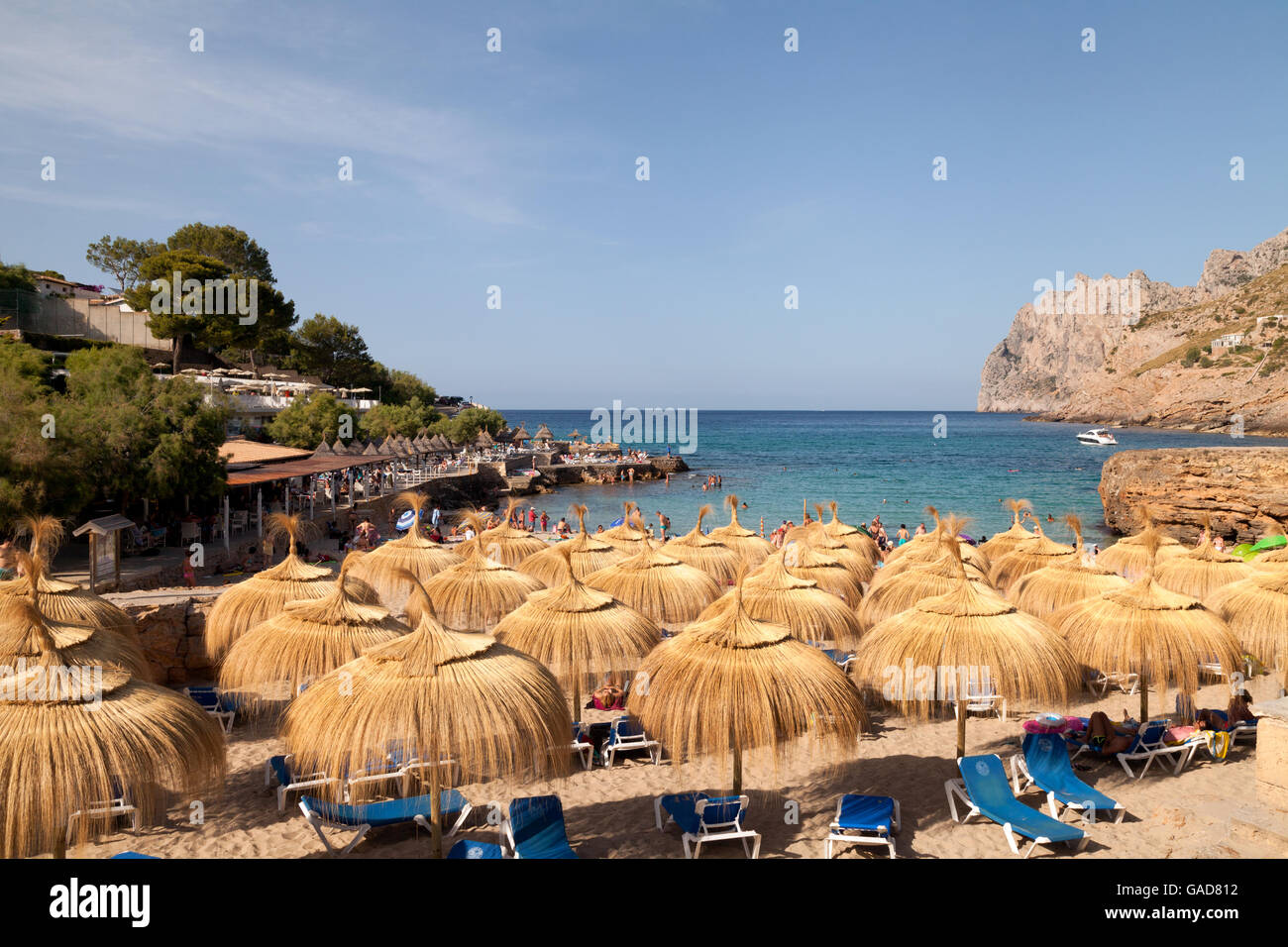 Cala Morrill Strand und Sonnenschirme, Nordküste, Mallorca (Mallorca), Balearen, Spanien-Europa Stockfoto