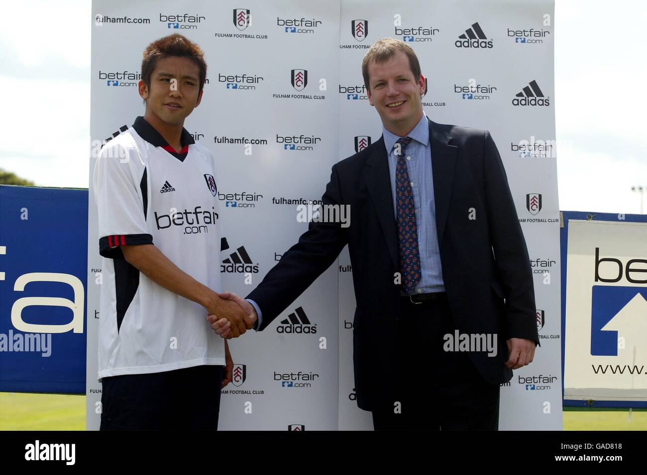 Fußball - Fulham Pressekonferenz. Fulham's Junichi Inamoto mit den neuen Sponsoren betfair Stockfoto