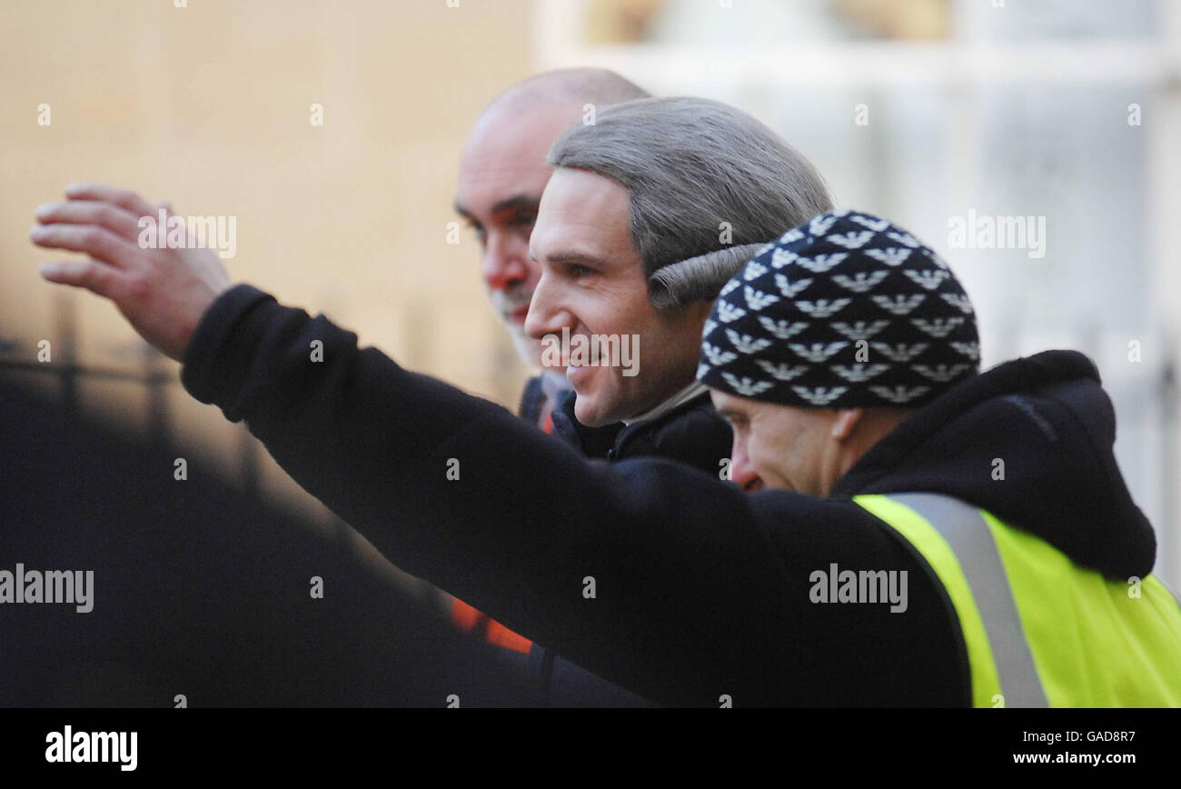Ralph Fiennes (Mitte) an einem Drehort in Bath, wo er für den kommenden Film "die Herzogin" drehte. Stockfoto