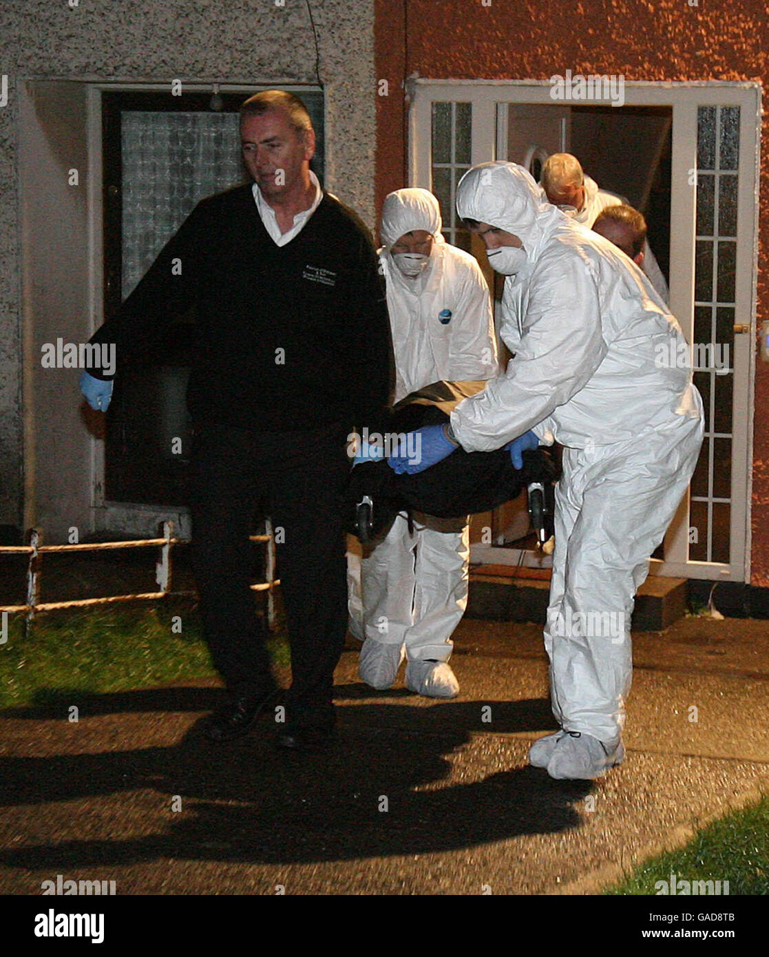 Ein Leichnam wird aus der Szene entfernt, in der ein Mann in den frühen dreißiger Jahren in einem Haus im Donomore Estate in Tallaght, Dublin, tot aufgefunden wurde. Stockfoto