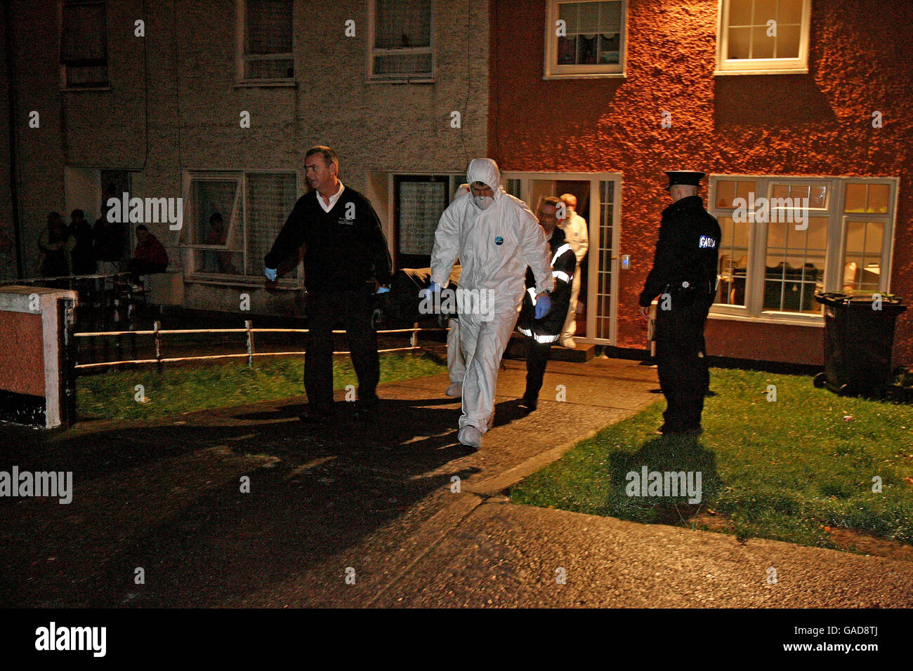 Ein Leichnam wird aus der Szene entfernt, in der ein Mann in den frühen dreißiger Jahren in einem Haus im Donomore Estate in Tallaght, Dublin, tot aufgefunden wurde. Stockfoto