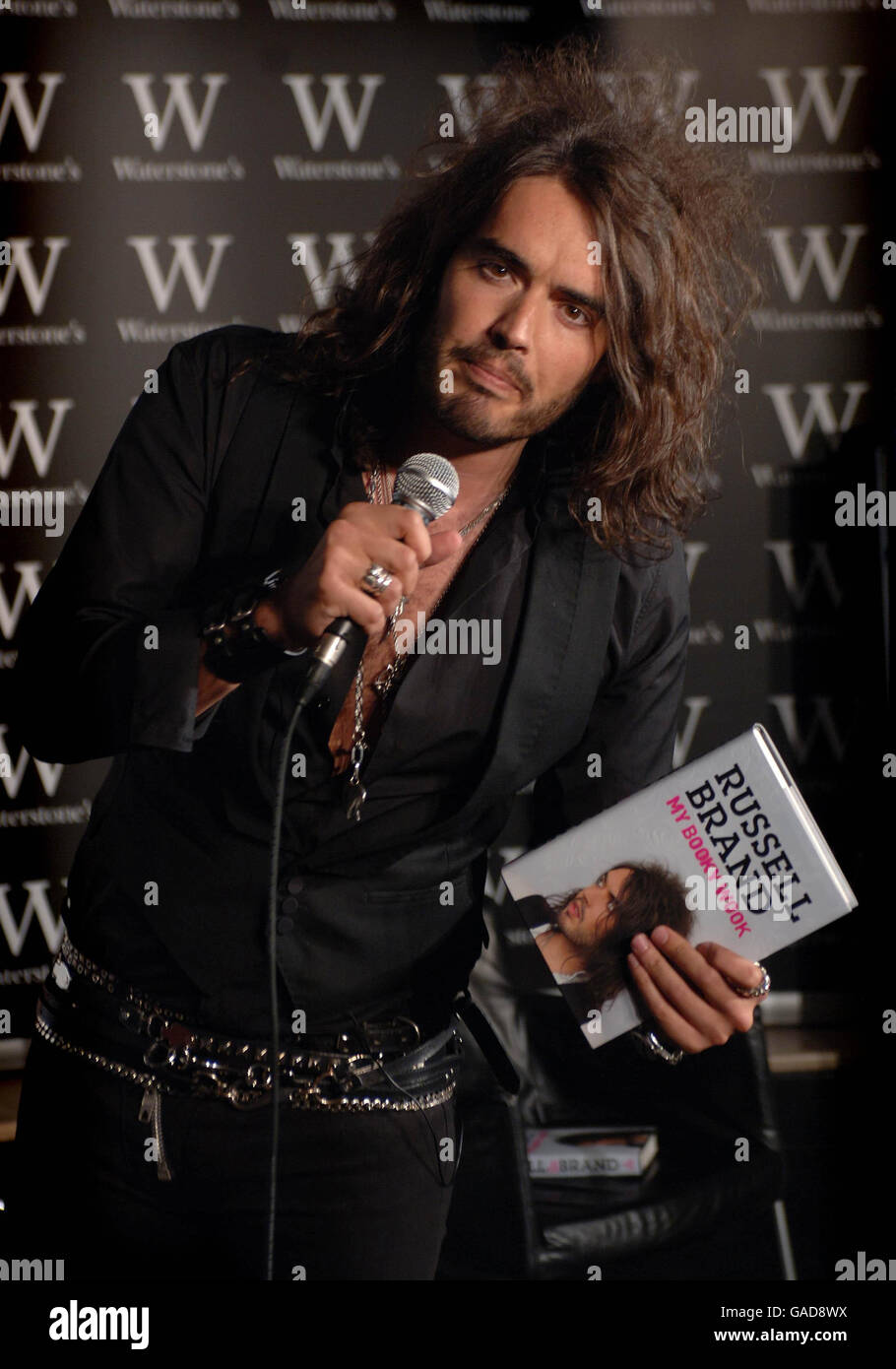 Russell Brand My Booky Wook Signing - London. Russell Brand signiert Kopien seines Buches My Booky Wook bei Waterstone's, Piccadilly, London. Stockfoto