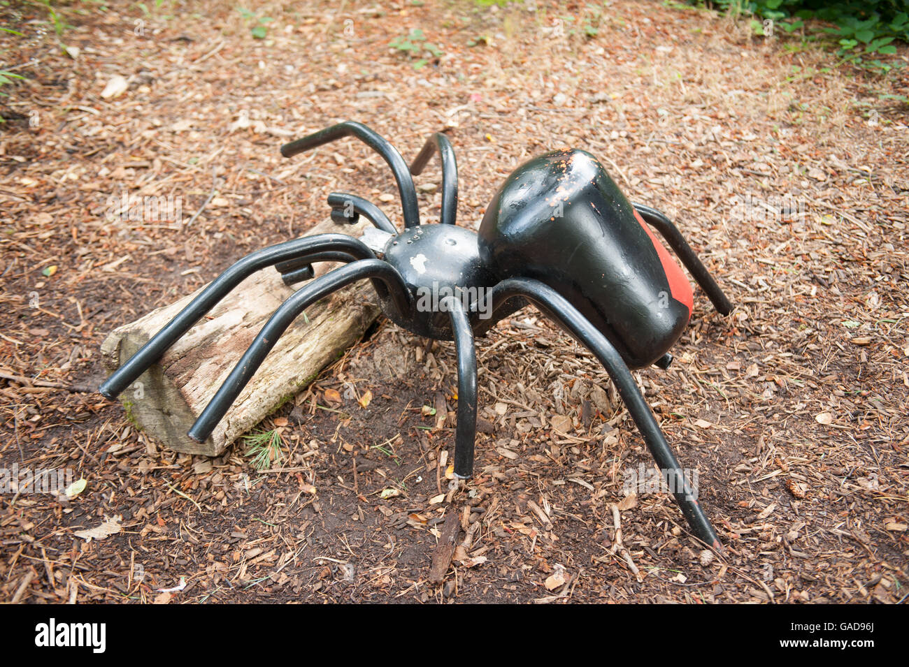 Metallmodell einer Spinne im Spielbereich "Frech" an der RHS Garden Rosemoor, Devon, England, UK Stockfoto