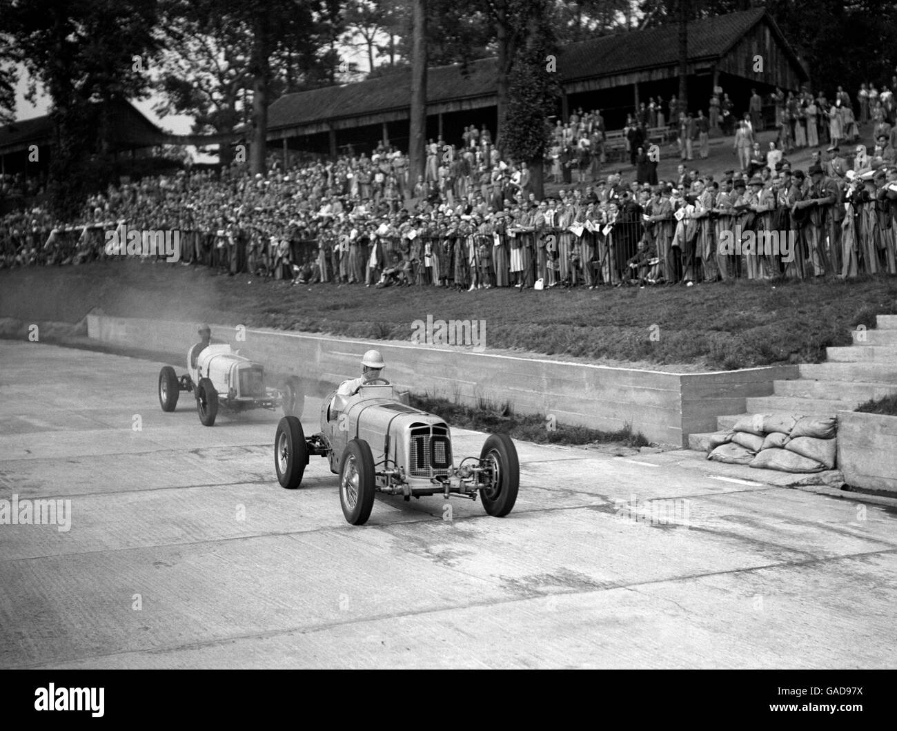 Raymond Mays (ERA) und Austin Dobson (ERA) während des JCC 200-Meilen-Rennen in Brooklands Stockfoto