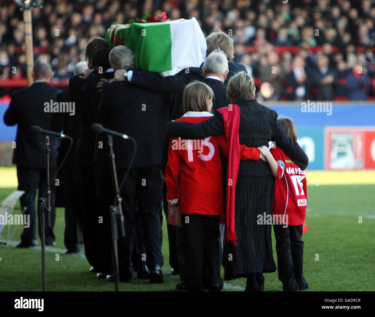 Der Sarg der Rugby-Legende Ray Gravell aus Wales und Llanelli, gefolgt von seiner Frau Mari und den Kindern Manon und Gwenan, wird vom Stradey Park, der Heimat des Llanelli Rugby Clubs, getragen. Im Stadion fand ein öffentlicher Dienst statt, gefolgt von einer privaten Einäscherung. Stockfoto
