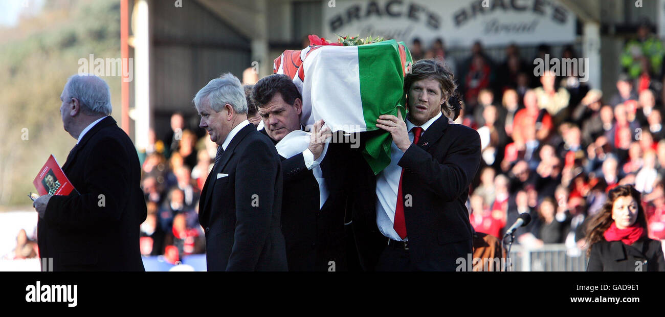 Der Sarg von Wales und Llanelli Rugby-Legende Ray Gravell wird von aktuellen und ehemaligen Spielern, von links nach rechts Gareth Jenkins und Simon Easterby, aus dem Stradey Park, dem Heimstadion des Llanelli Rugby Club, getragen. Im Stadion fand ein öffentlicher Dienst statt, gefolgt von einer privaten Einäscherung. Stockfoto