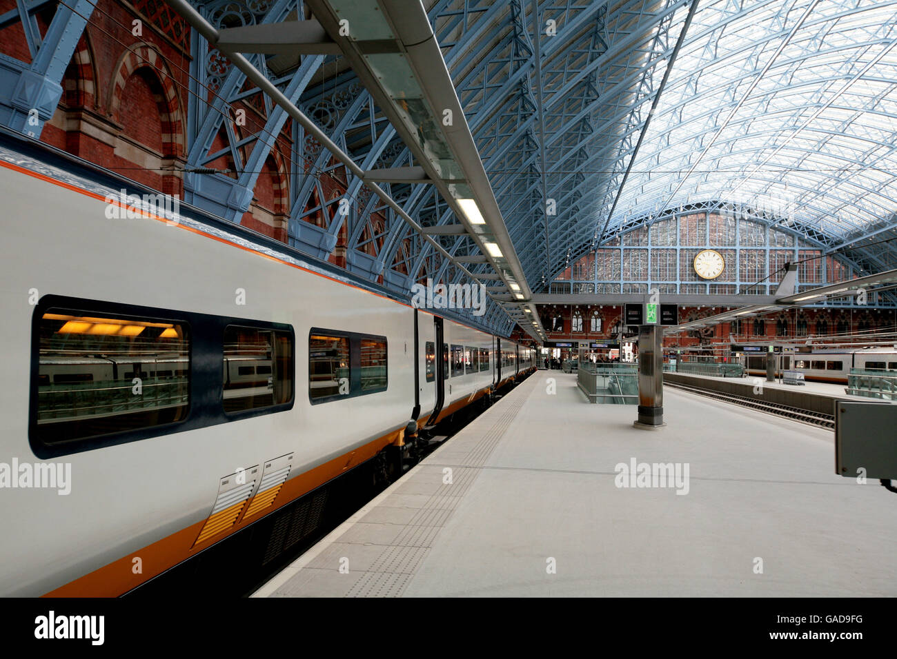 Eine allgemeine Ansicht des neuen Eurostar-Terminals am Bahnhof St. Pancras. DRÜCKEN SIE VERBANDSFOTO. Bilddatum: Mittwoch, 14. November 2007. London wird heute einen Schritt näher an Kontinentaleuropa heranrücken, wenn die Bahngesellschaft Eurostar des Ärmelkanaltunnels von einem neuen internationalen Terminal aus schneller als je zuvor Verbindungen nach Paris und Brüssel startet. Siehe PA Story RAIL Eurostar. Bildnachweis sollte lauten: Andrew Parsons/PA Wire Stockfoto