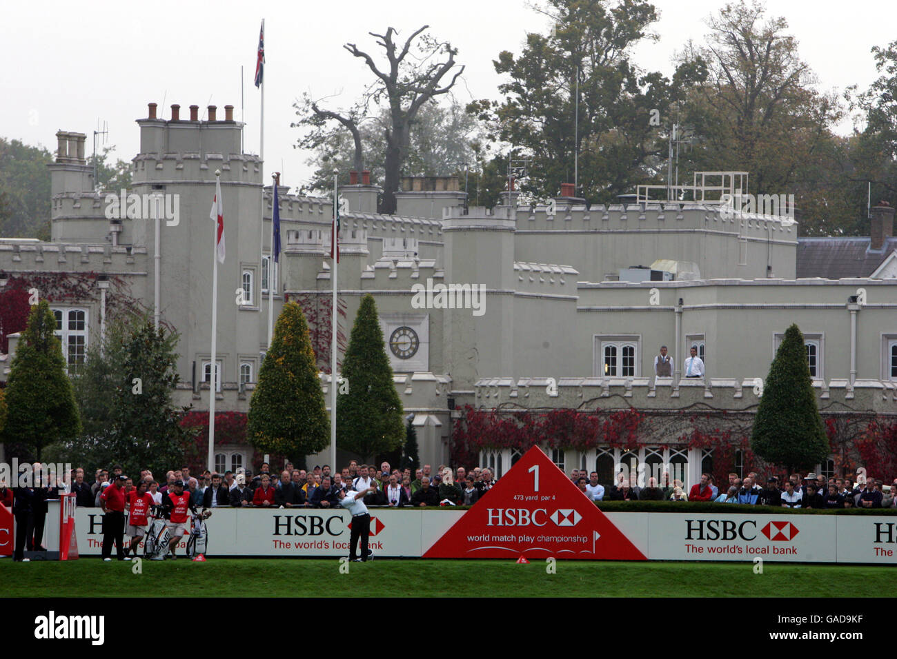 Golf - HSBC World Match Play Championship - Wentworth Club. Der US-amerikanische Hunter Mahan schlägt das erste Loch in Wentworth ab. Stockfoto