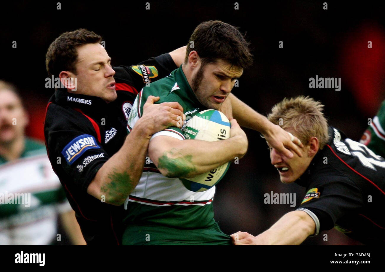 Rugby Union - Heineken Cup - Pool 6 - Leicester Tigers / Edinburgh - Welford Road. Dan Hipkiss von Leicester wird vom Edinburgher Nick De Luca während des Heineken Cup Pool 6-Spiels in der Welford Road, Leicester, angegangen. Stockfoto