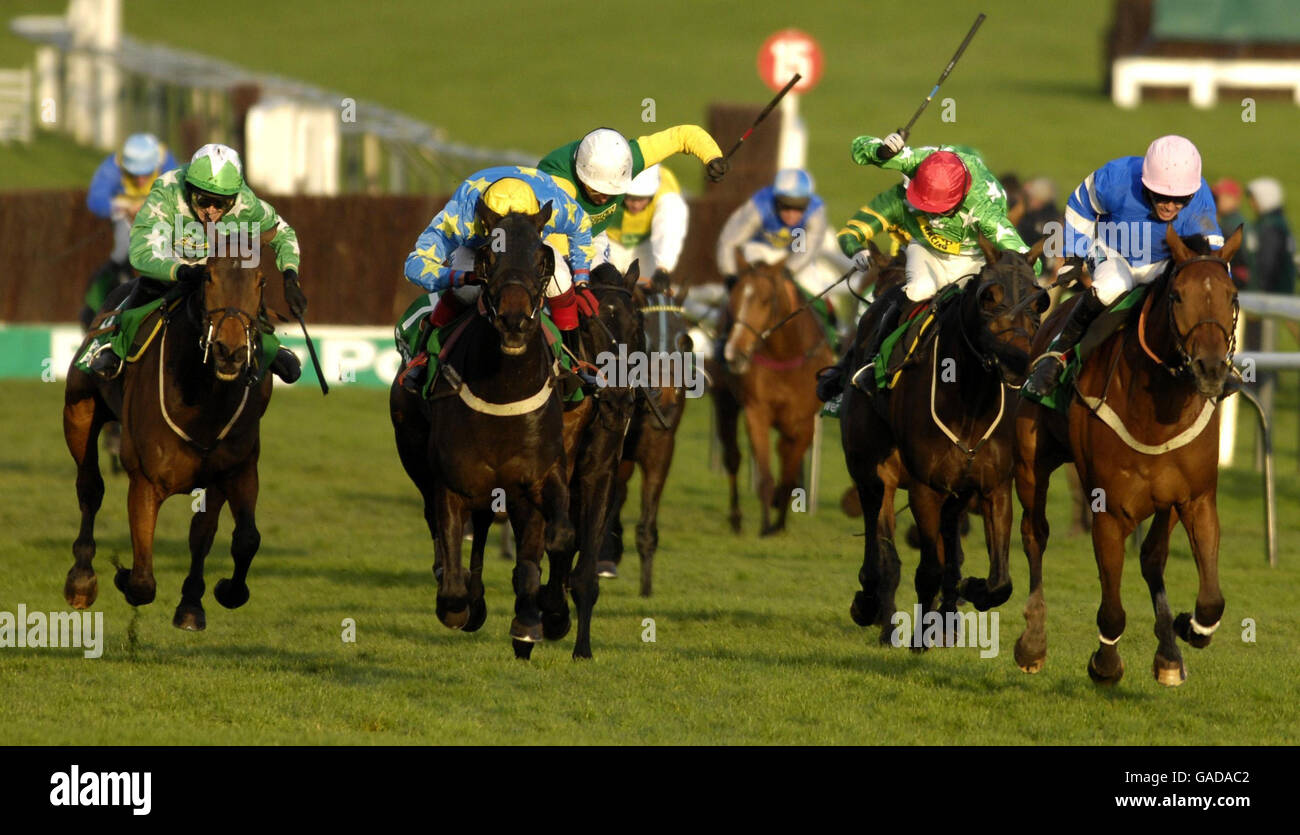 L'Antartique und Graham Lee (rechts) gewinnen den Paddy Power Gold Cup Steeple Chase von Il Duce und Robert Thornton (Mitte, gelbe Kappe) sowie Knowhere und Paddy Brennan (grün, links) auf der Cheltenham Racecourse. Stockfoto