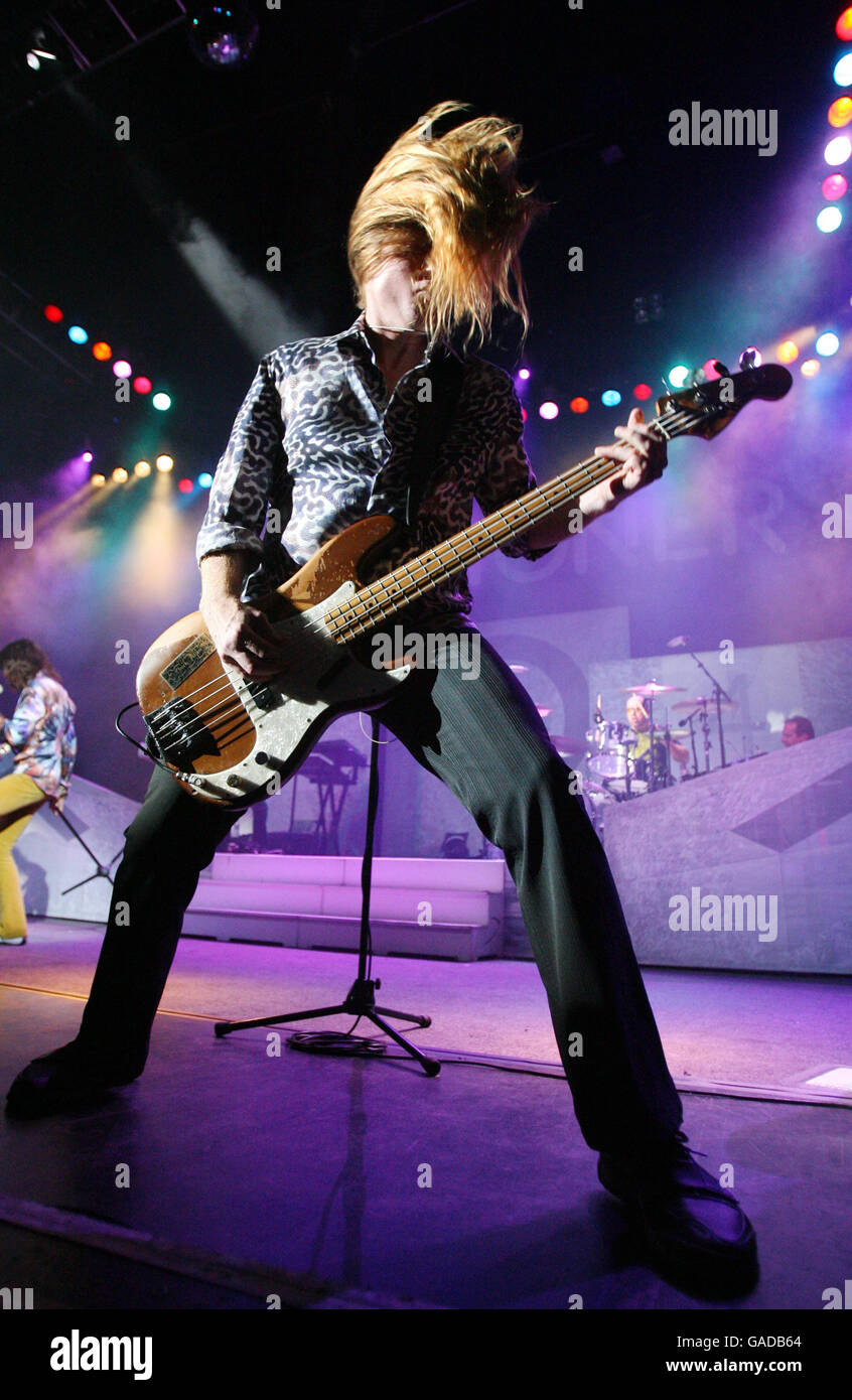 Rockband Foreigner treten im Shepherds Bush Empire in London auf. Stockfoto