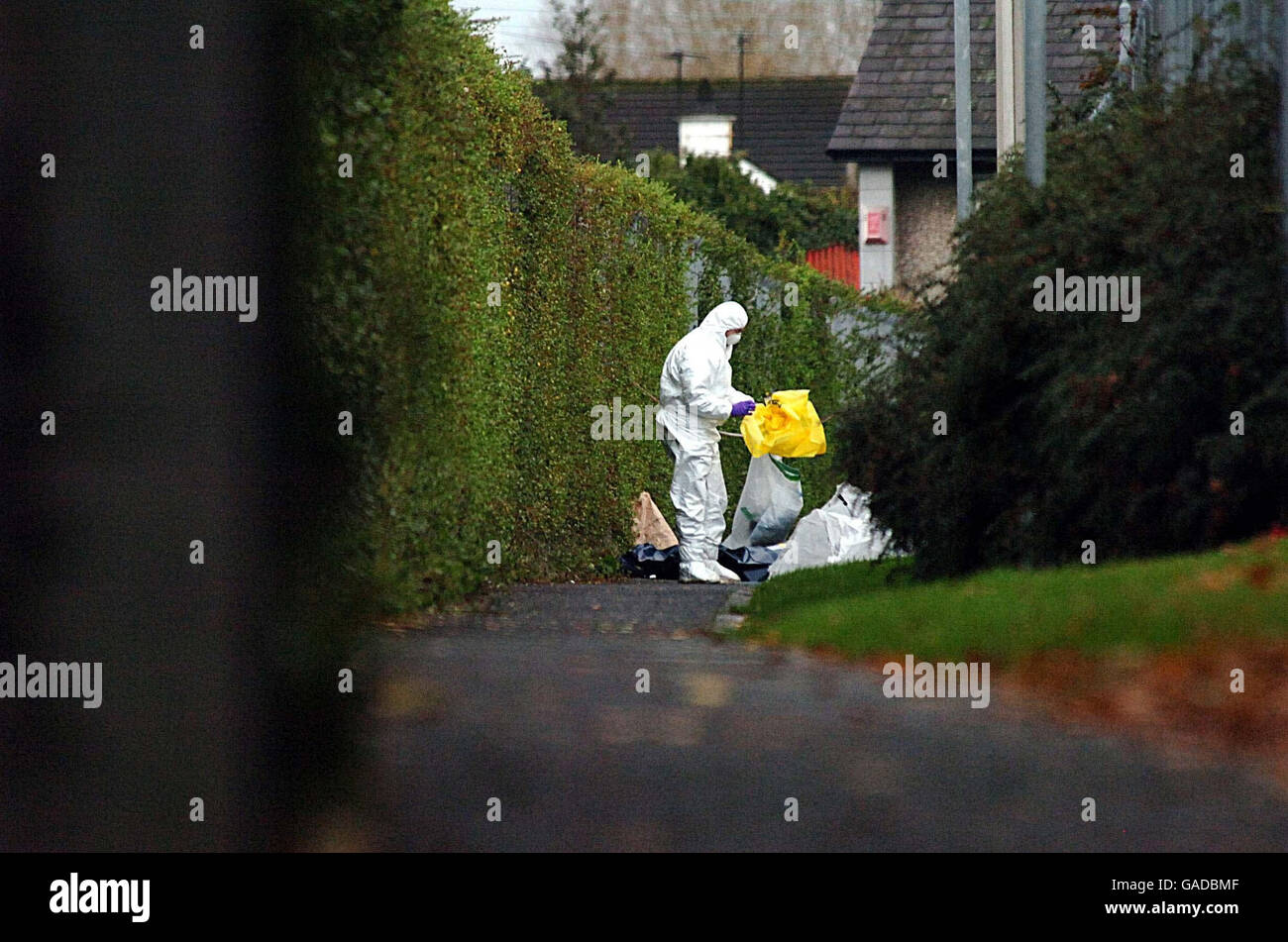 Ein Ermittler am Tatort der Polizei am Blackburn Path in Limavady, County Londonderry, entdeckte die Leiche eines Teenagers in der Nähe eines Flecks, an dem Anfang des Jahres ein Mann ermordet wurde. Stockfoto