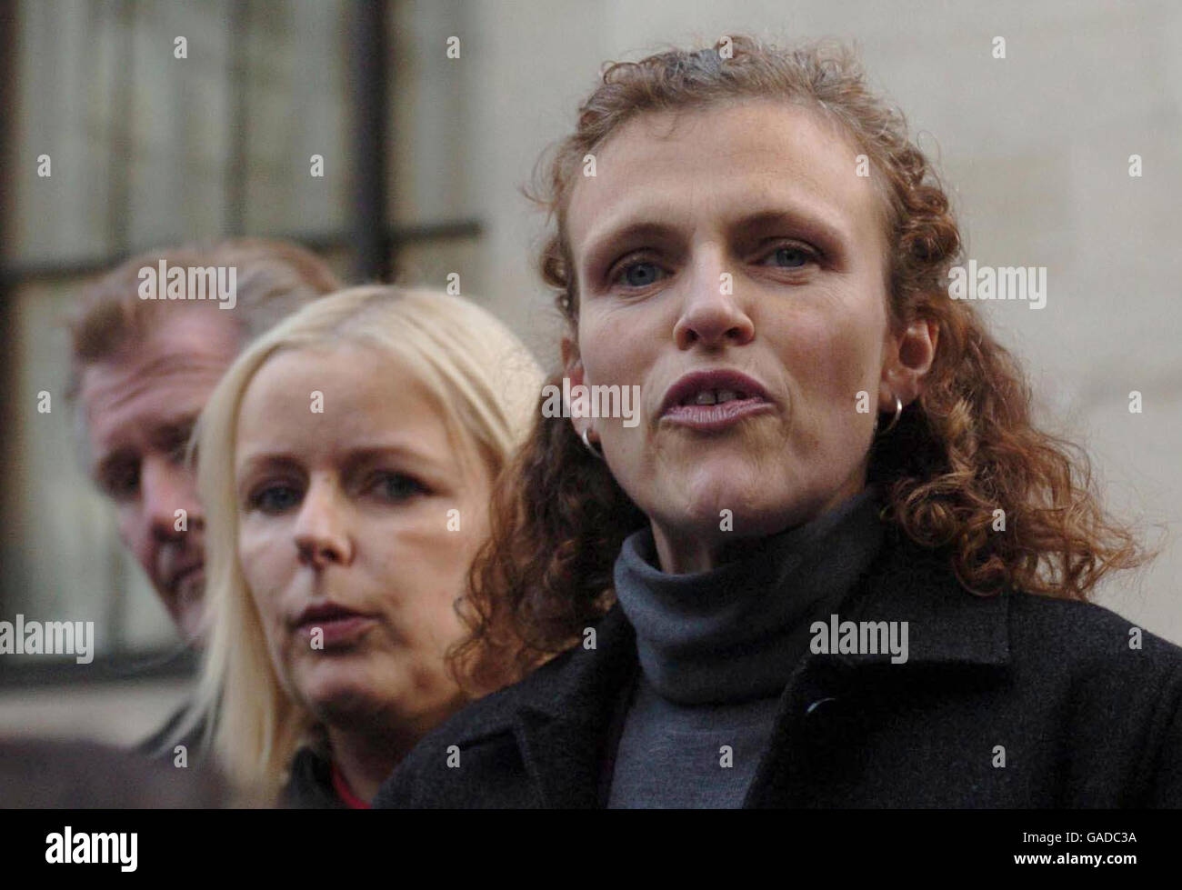 Kerry Baker (links), die Freundin des stechenden Opfers Richard Whelan, hört zu, als seine Schwester Teresa ward (rechts) eine Erklärung außerhalb des Old Bailey liest, nachdem Anthony Joseph sich schuldig zu Totschlag bekannte. Stockfoto