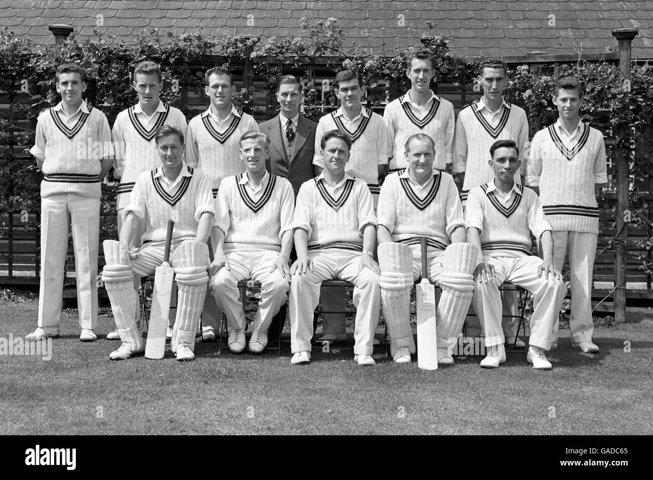 Somerset Cricket Team. Back Row L-R; John Miles Lawrence, Brian Langford, Ken Palmer, T.Tout (Torschütze), Graham Atkinson, Ken Biddulph, Haydn Sully, Brian Roe. Front Row L-R; Colin Atkinson, James Geoffrey Lomax, Harold Stephenson, William (Bill) Alley, Peter Wight. Stockfoto