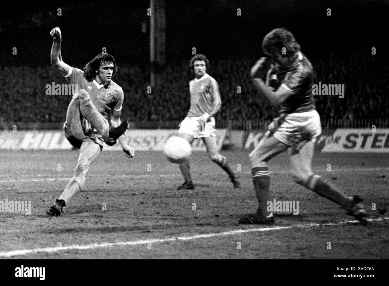 Colin Barratt von Nottingham Forest ergreift Ausweichmanöver als der von Manchester City Dave Watson lässt sich während der heutigen League mit einem Blockbuster fliegen Kampf der Division 1 an der Maine Road Stockfoto