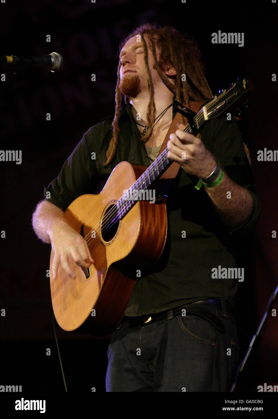 Newton Faulkner tritt auf der Bühne der Union Chapel in Islington, im Norden Londons, als Teil der Little Noise Sessions Woche der Gigs zugunsten der Wohltätigkeitsorganisation Mencap auf. Stockfoto