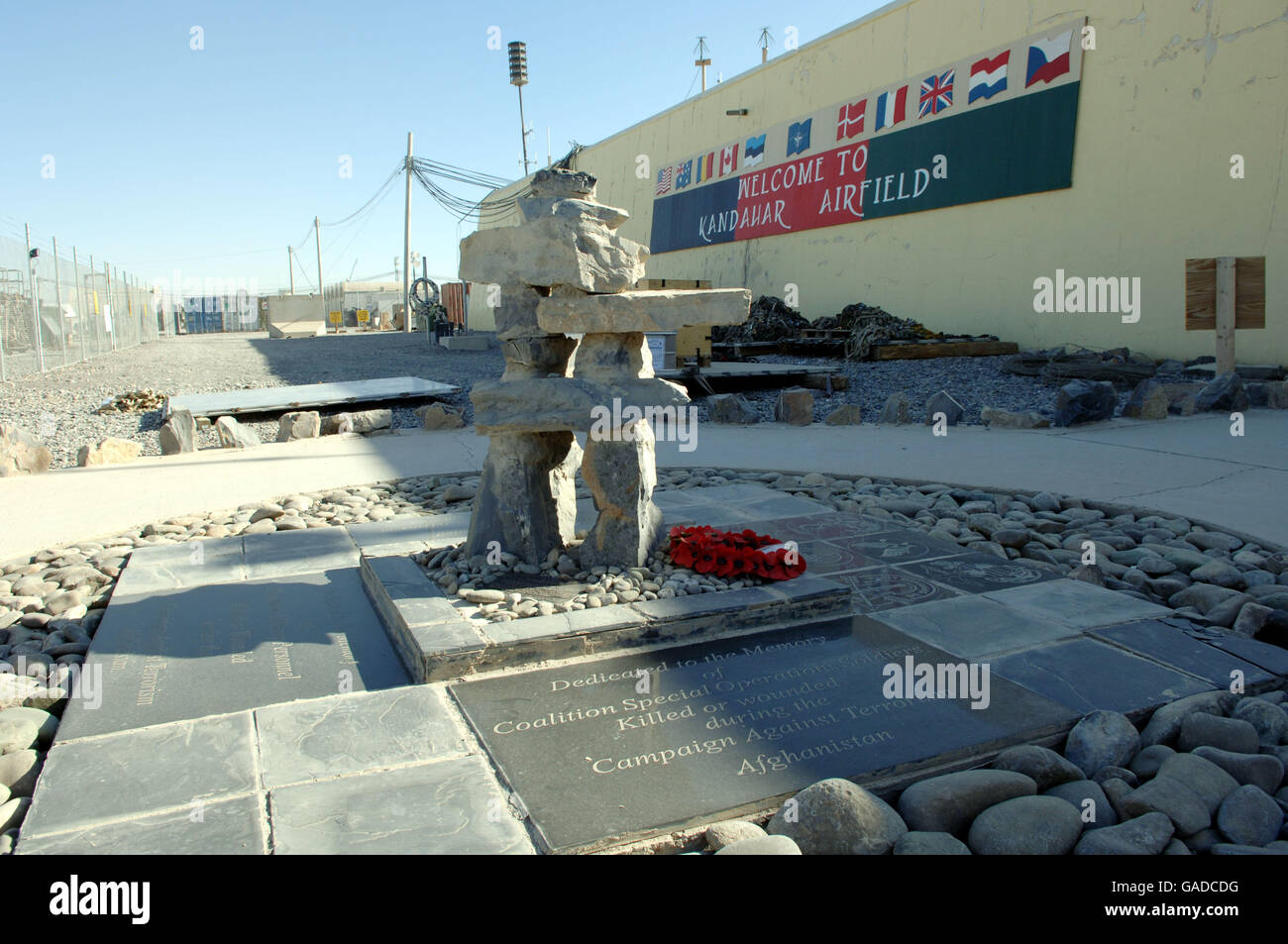 Ein Denkmal zur Erinnerung an den Tod von Männern und Frauen, die bei der Kampagne gegen den Terrorismus auf dem Flugplatz Kandahar in Afghanistan getötet oder verletzt wurden. Stockfoto