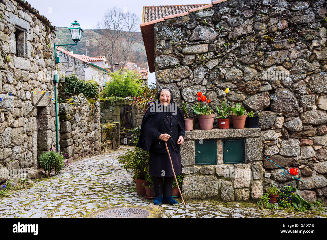 Eine ältere Witwe in der alten mittelalterlichen Straßen von Linhares, Serra da Estrela, Portugal Stockfoto