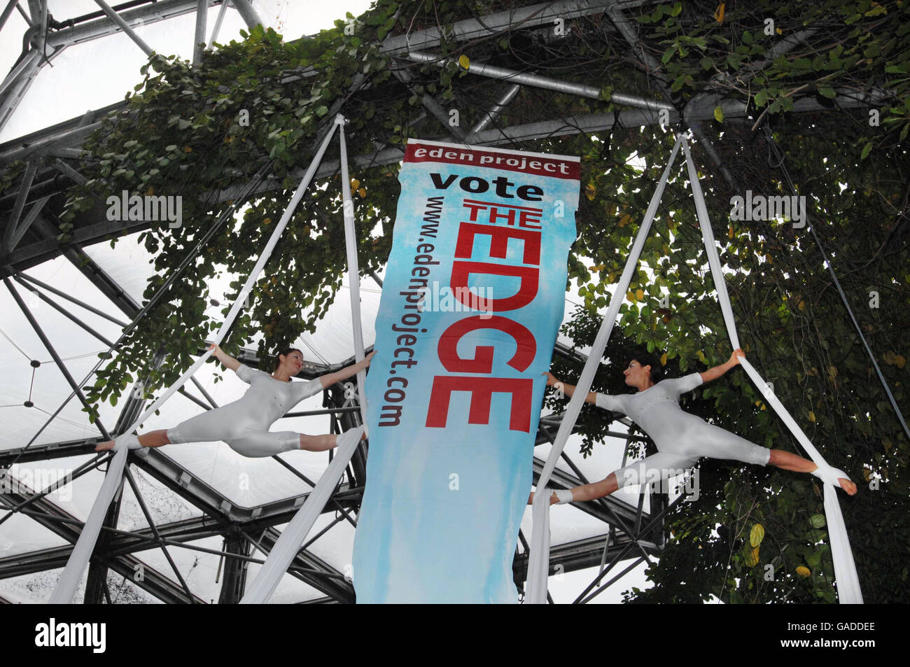 Rachel Furlong (links) aus Bristol und Joanna Palmer aus Exeter (beide aus 'Tumbellina'), die beim Start der Eden-Projekte auftreten, haben den größten Geldpreis der TV-Geschichte gewonnen. Eden biete um Mittel für The Edge an - ein neuer Bereich des Geländes, der untersuchen wird, wie Menschen und Pflanzen mit Umweltveränderungen umgehen können. Stockfoto