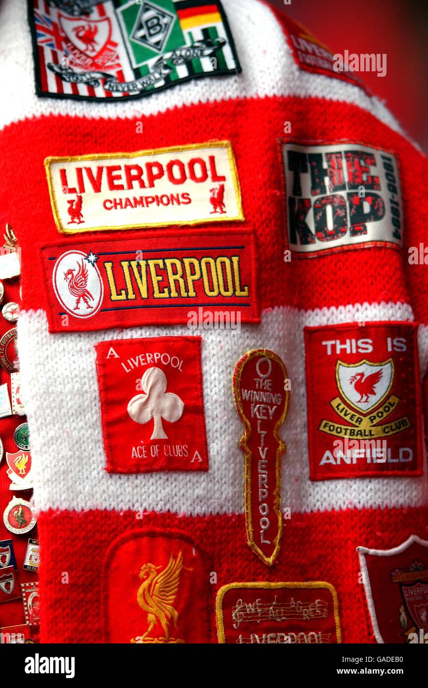 Fußball - FA Community Shield - Arsenal gegen Liverpool. Ein Liverpool Schal mit Abzeichen bedeckt. Stockfoto