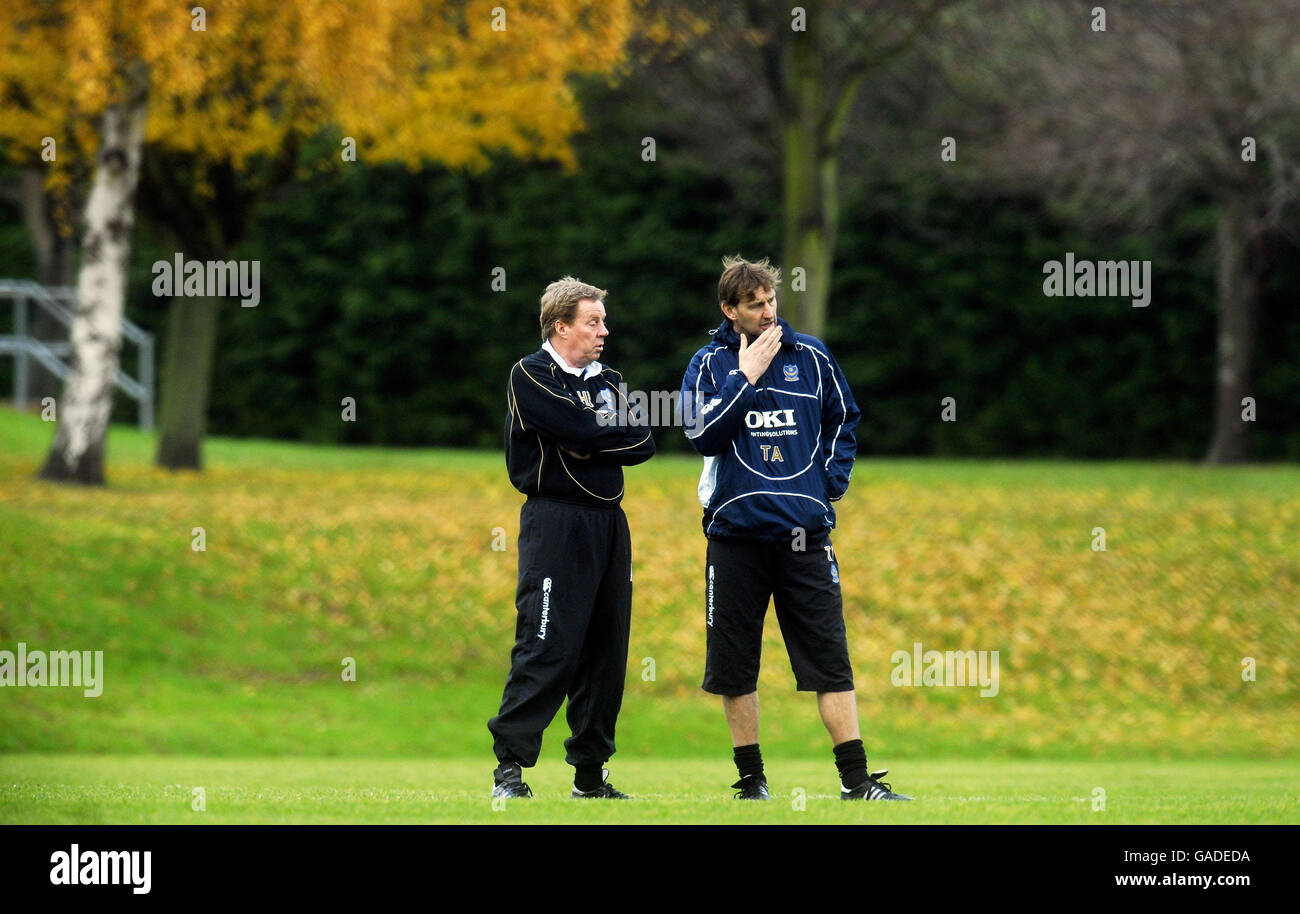 Portsmouth-Manager Harry Redknapp steht heute Morgen mit dem Assistant Manager Tony Adams bei einer Trainingseinheit in Eastleigh. Stockfoto