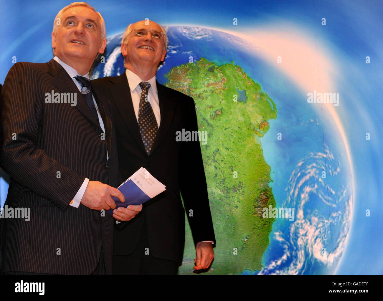 Taoiseach Bertie Ahern (links) und Umweltminister John Gormley bei der Vorstellung des irischen Aktionsplans zum Klimawandel in Regierungsgebäuden in Dublin. Stockfoto