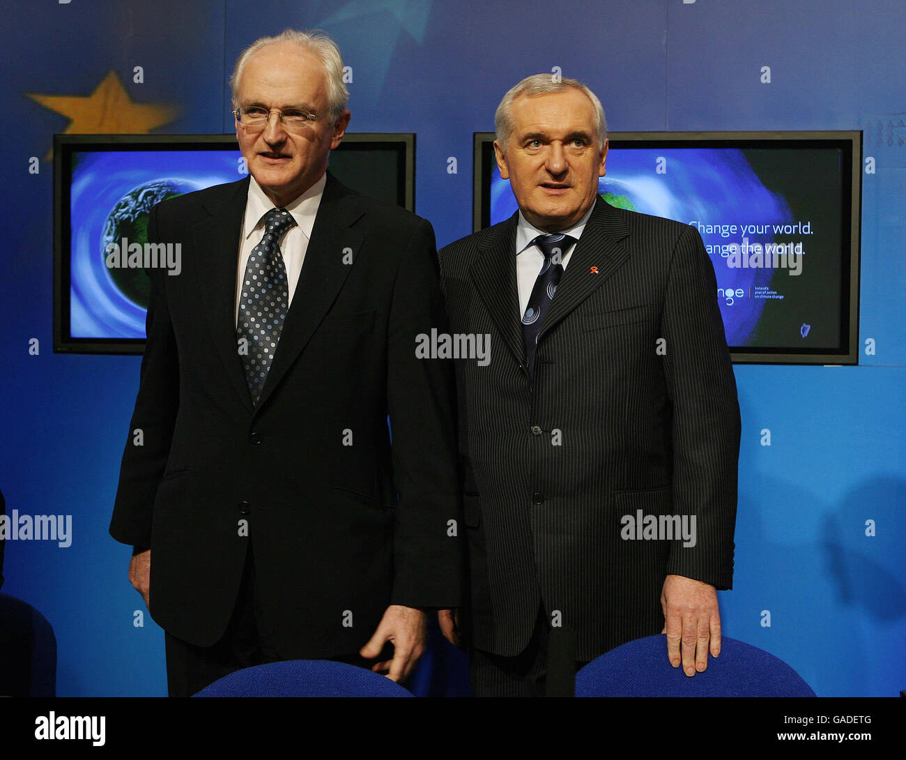Taoiseach Bertie Ahern (rechts) und Umweltminister John Gormley bei der Vorstellung des irischen Aktionsplans zum Klimawandel in Regierungsgebäuden in Dublin. Stockfoto