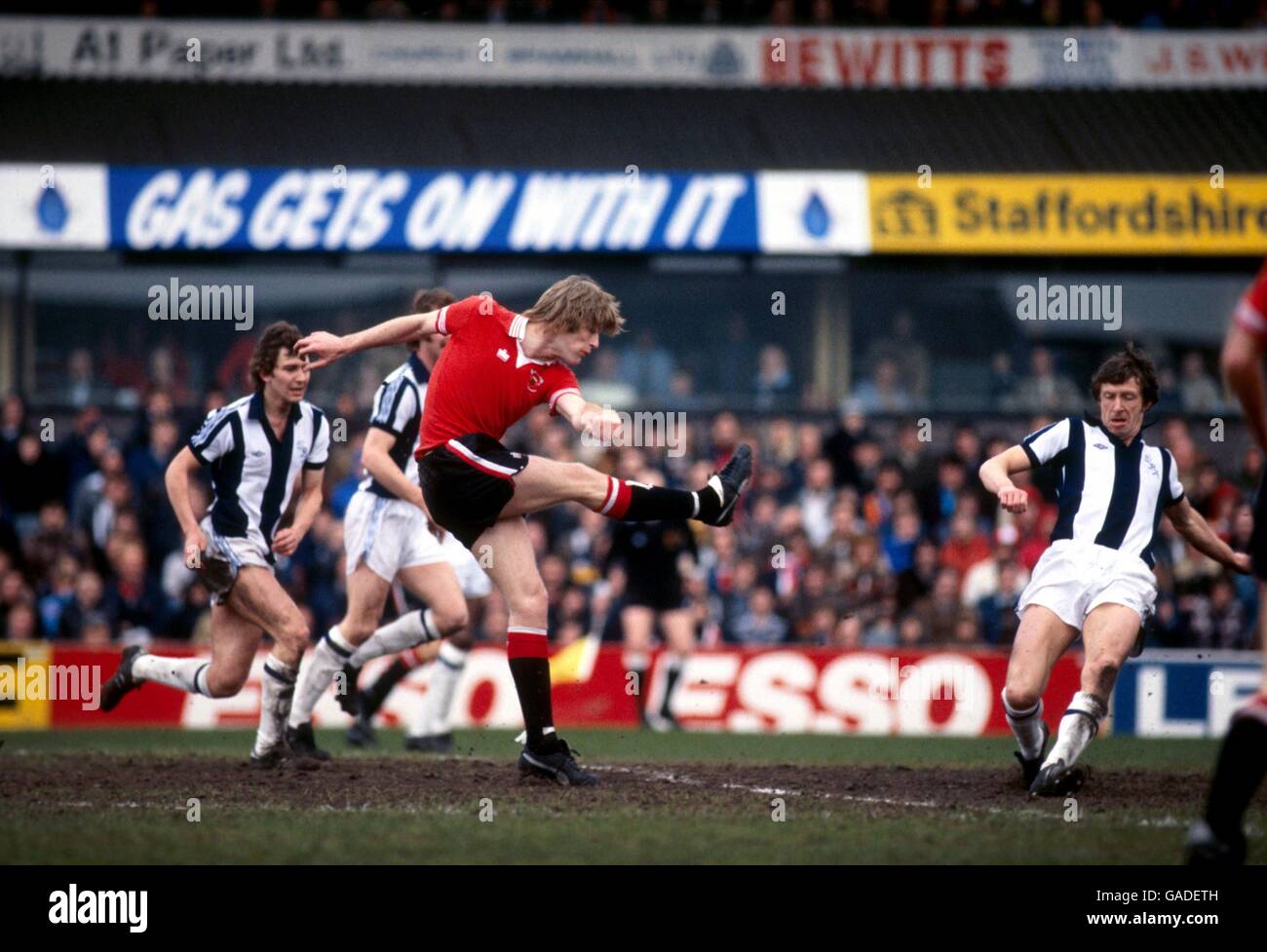 (L-R) Gordon McQueen von Manchester United zerschlägt nach Hause ein Tor aus nächster Nähe, als John Wile von West Bromwich Albion versucht zu blockieren Stockfoto