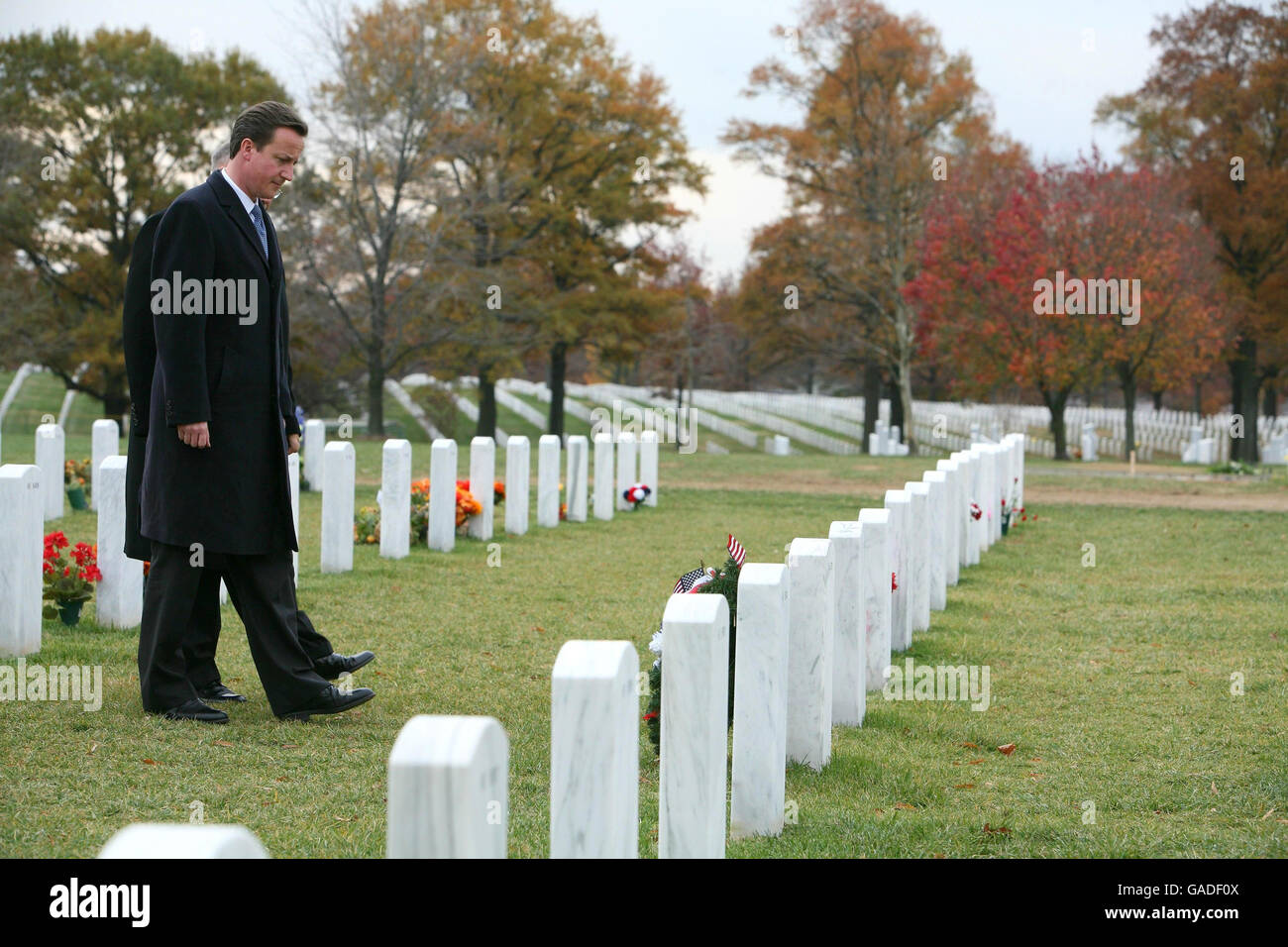 Der konservative Parteivorsitzende David Cameron bei einem Besuch in den USA auf dem Nationalfriedhof von Arlington, Virginia, in Abschnitt 60. Stockfoto