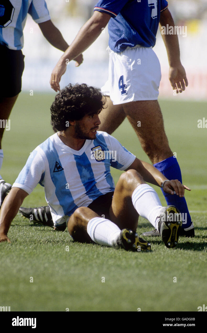 Argentiniens Diego Maradona auf dem Boden nach einem weiteren Foul Stockfoto