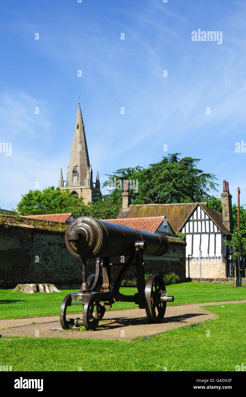 Turm der St. Marys Kirche hinter die russische Kanone während des Krimkrieges erobert Ely, Cambridgeshire, England, UK Stockfoto