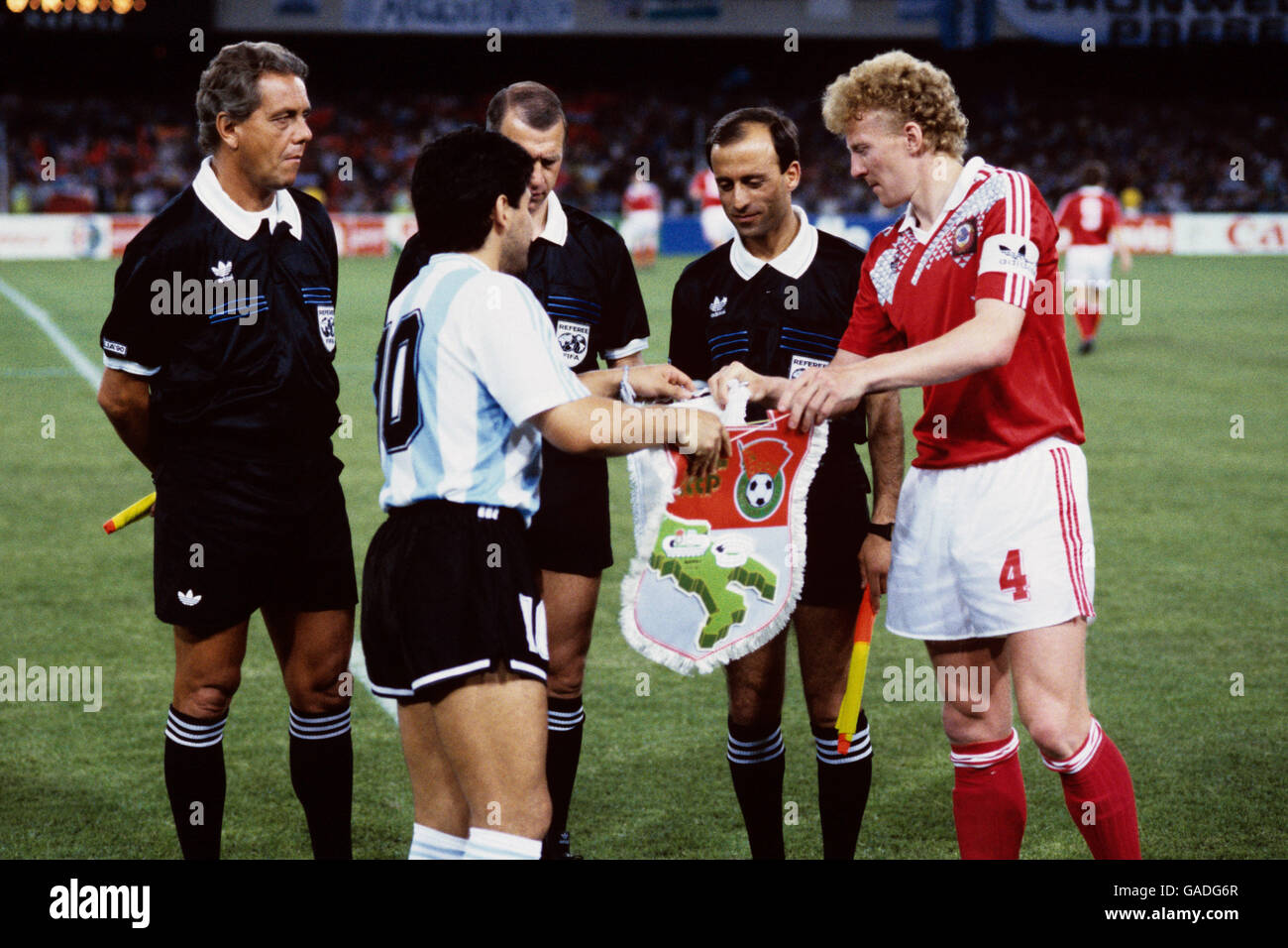 Argentinien Kapitän Diego Maradona (l) tauscht Wimpel mit UdSSR Kapitän Oleg Kuznetsov (r) vor dem Spiel Beamten vor Der Anstoß Stockfoto