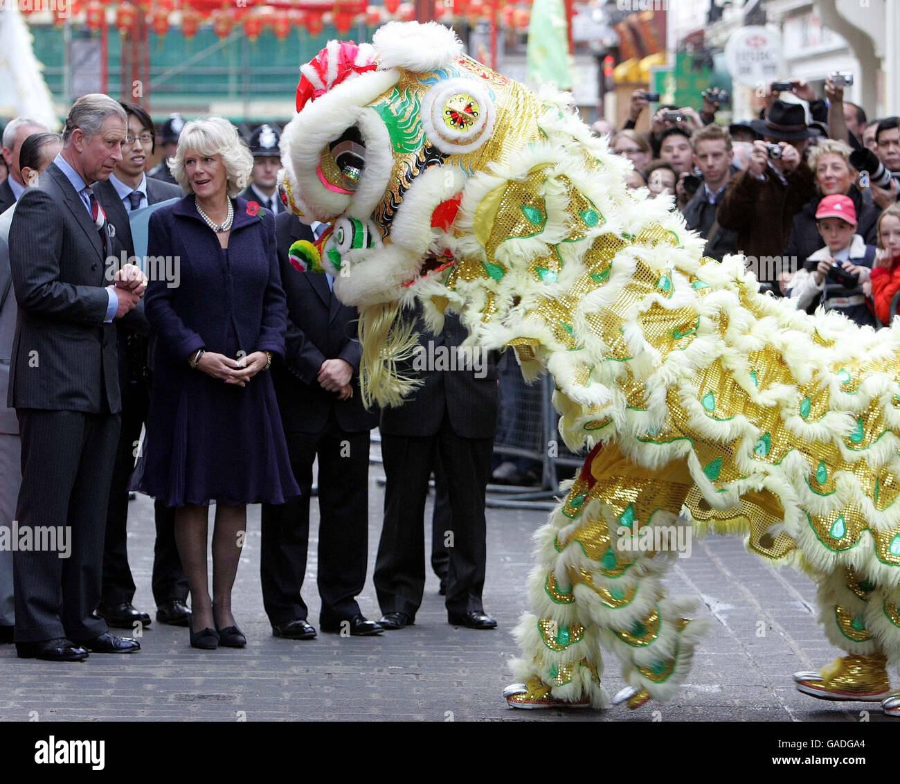 Der Prinz von Wales und die Herzogin von Cornwall sehen einen chinesischen Drachen in Londons Chinatown, während eines Besuchs in der Gegend. Stockfoto