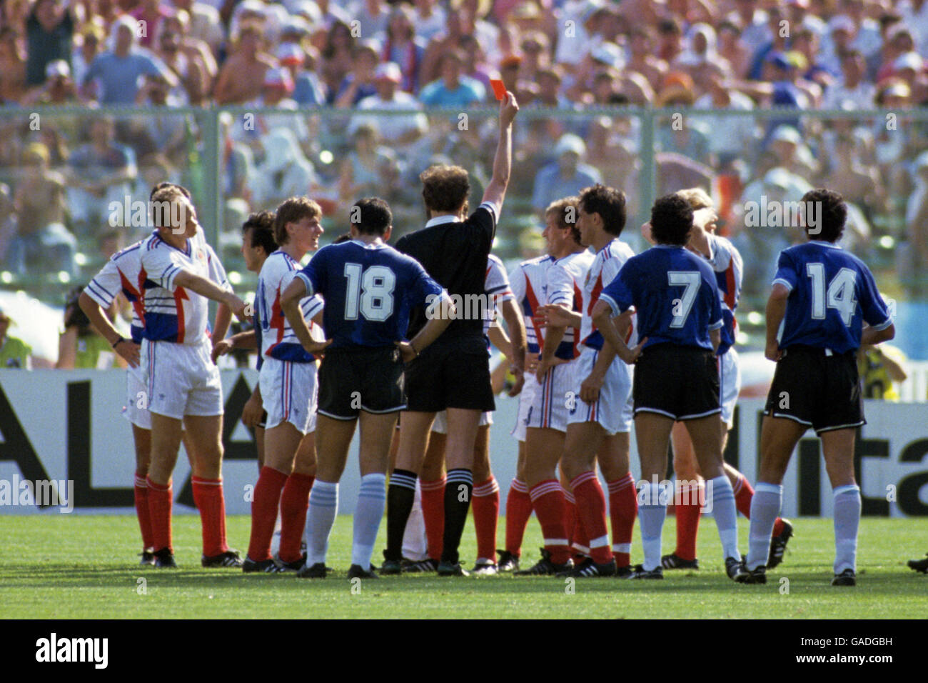 Schiedsrichter Kurt Rothlisberger (Schweiz) schickt den jugoslawischen Refik Sabanadzovic (versteckt), nachdem er wiederholt den argentinischen Diego Maradona (nicht abgebildet) gefoult hat. Stockfoto