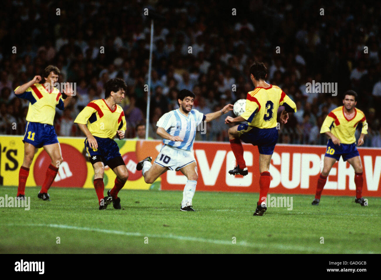 Argentiniens Diego Maradona (c) ist von Rumänen umgeben. (l-r) Danut Lupu, Iosif Rotariu, Michael Klein und Gheorghe Hagi Stockfoto