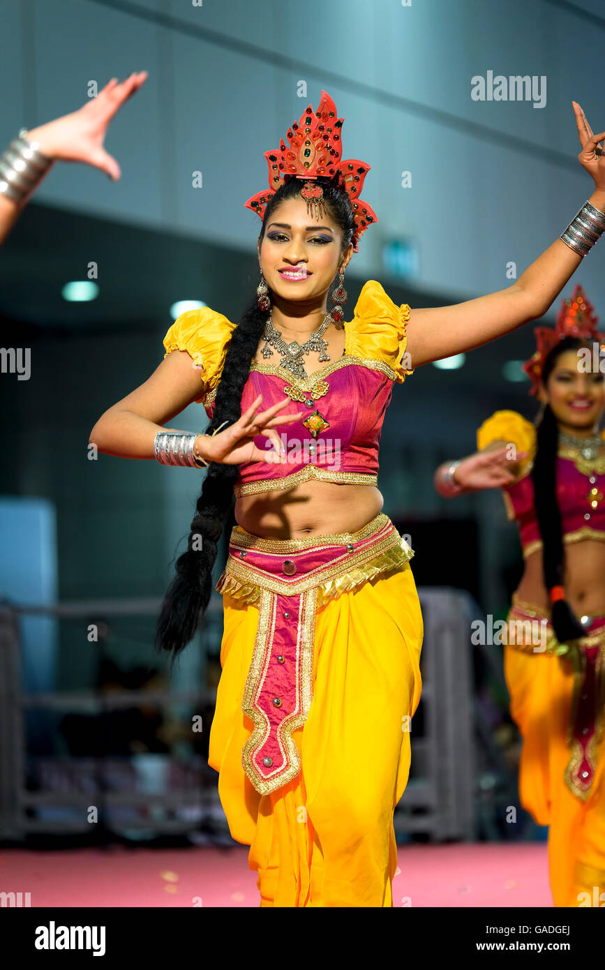 auf der Messe Festival des Ostens in Bologna, Bangladeshi Frau tanzt einen typischen Tanz von Bangladesch im typischen outfit Stockfoto