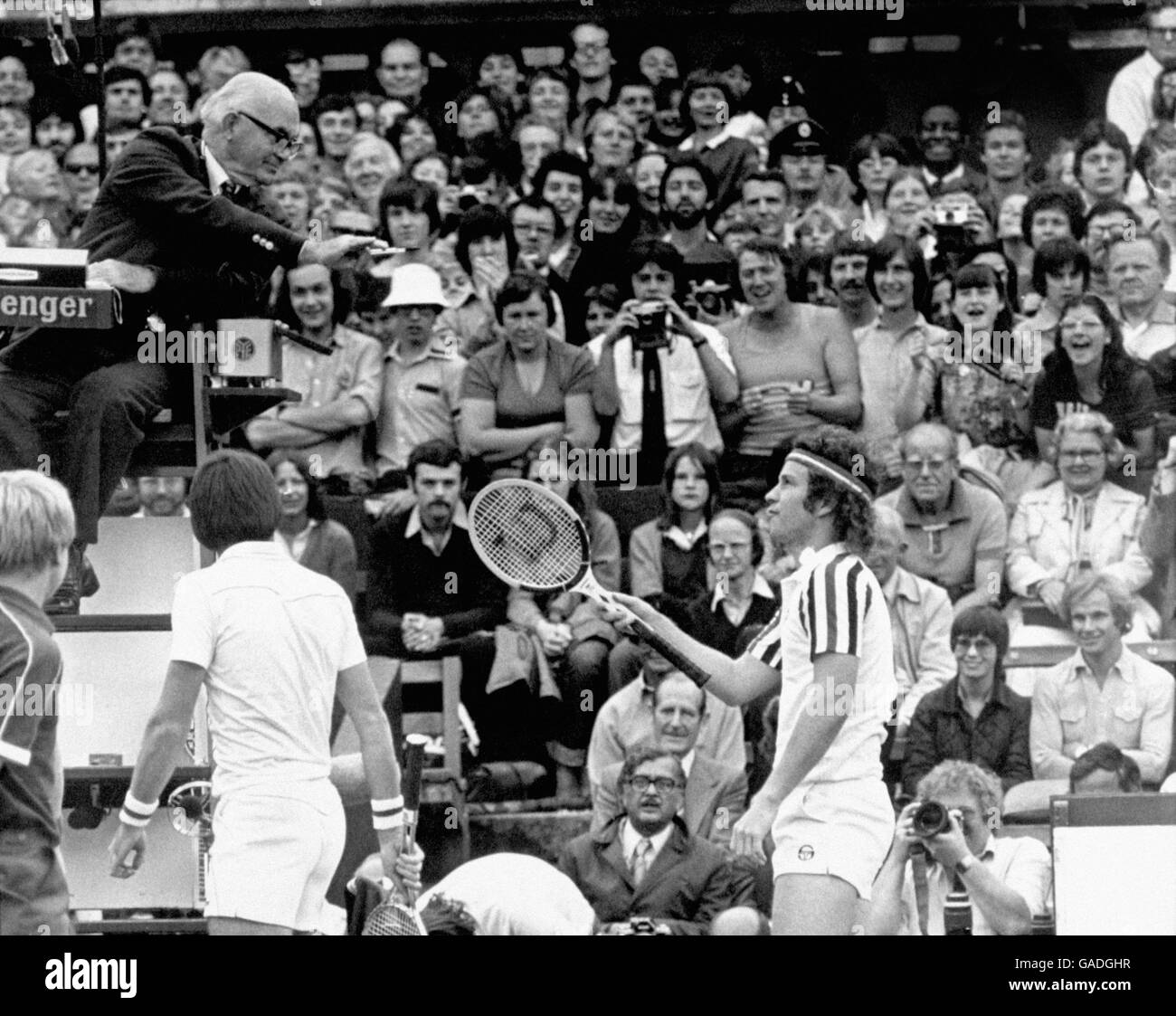 Tennis - Wimbledon Championships - Herren Einzel - Semi Final - Jimmy Connors V John McEnroe Stockfoto