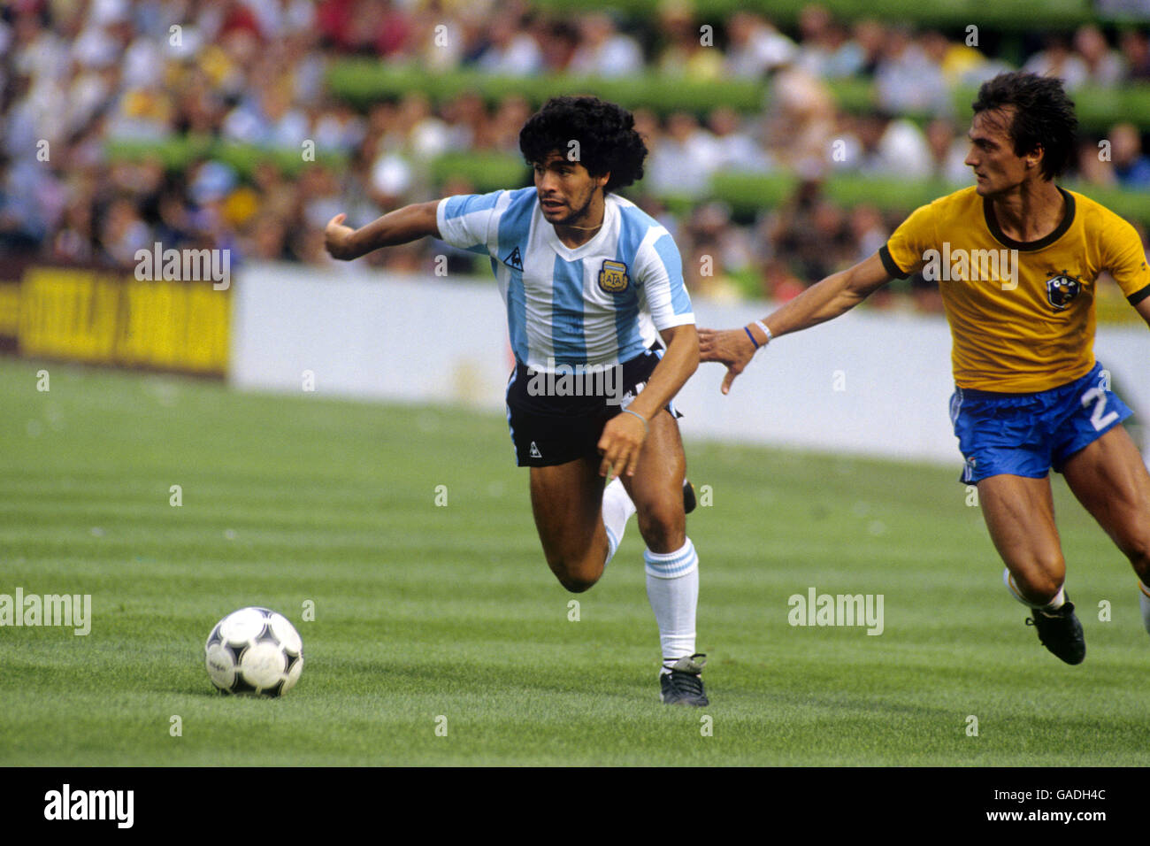 Argentiniens Diego Maradona (l) kommt weg von Brasiliens Leandro (r) Stockfoto