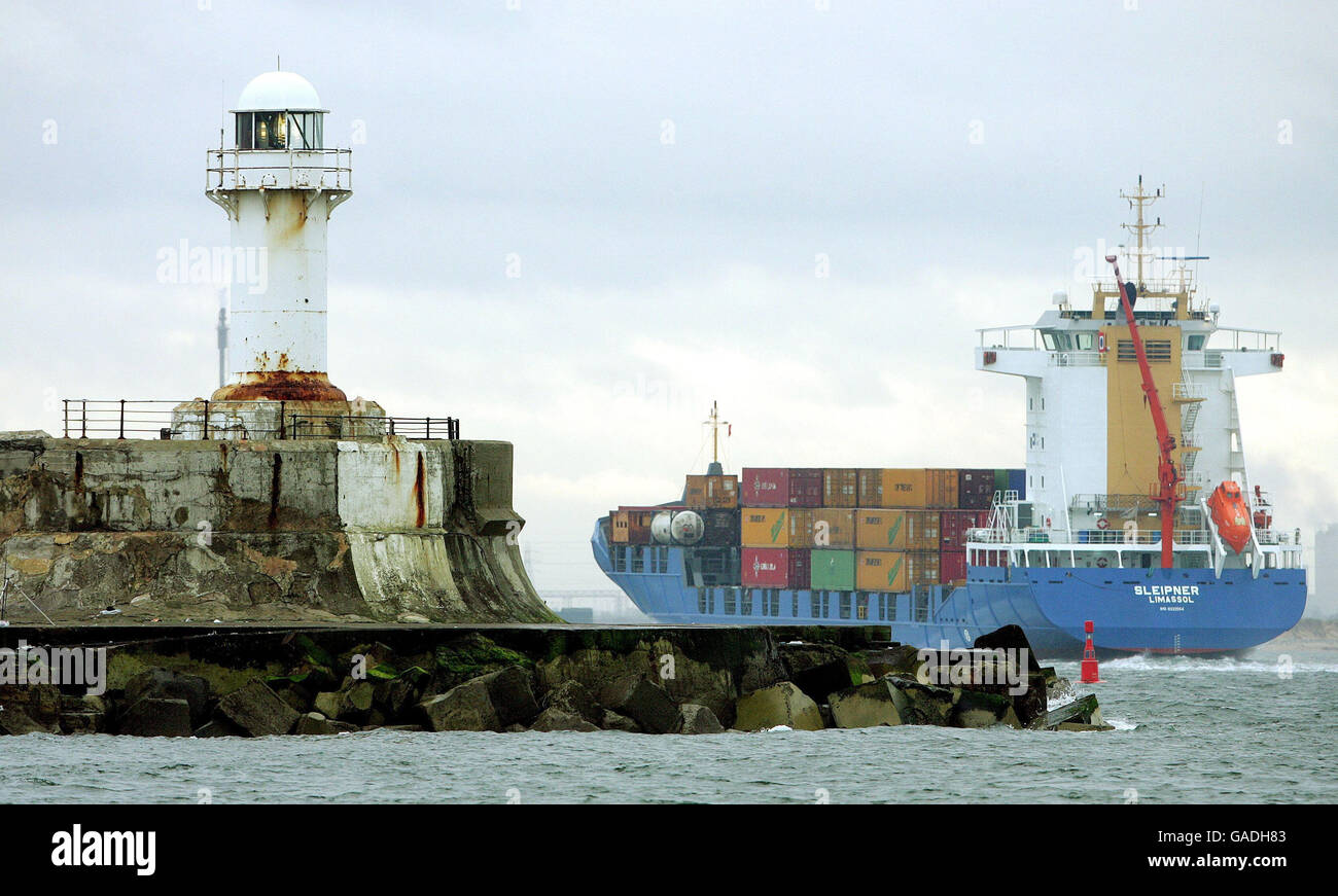 Gesamtansicht des Leuchtturms South Gare, am Tees, in Teesport, Cleveland, der 1884 erbaut wurde und heute als weltweit erster Leuchtturm mit Brennstoffzellenantrieb vorgestellt wurde. Stockfoto