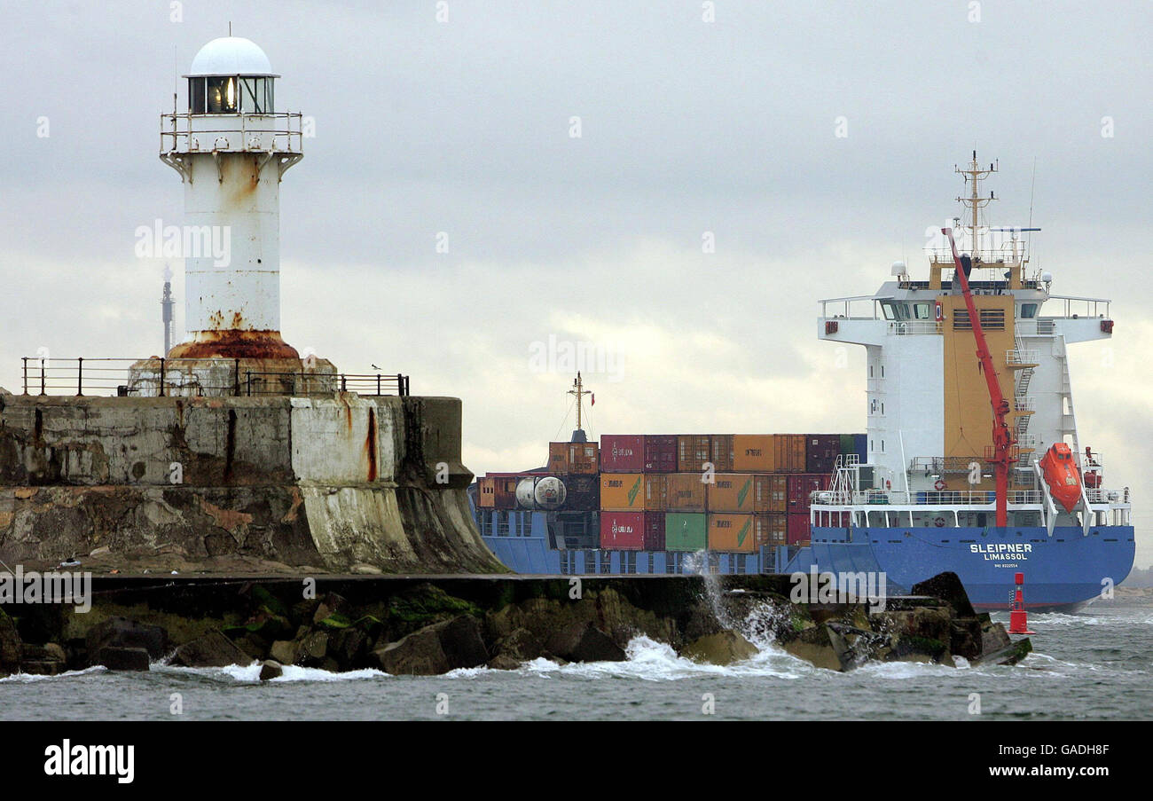 Gesamtansicht des Leuchtturms South Gare, am Tees, in Teesport, Cleveland, der 1884 erbaut wurde und heute als weltweit erster Leuchtturm mit Brennstoffzellenantrieb vorgestellt wurde. Stockfoto