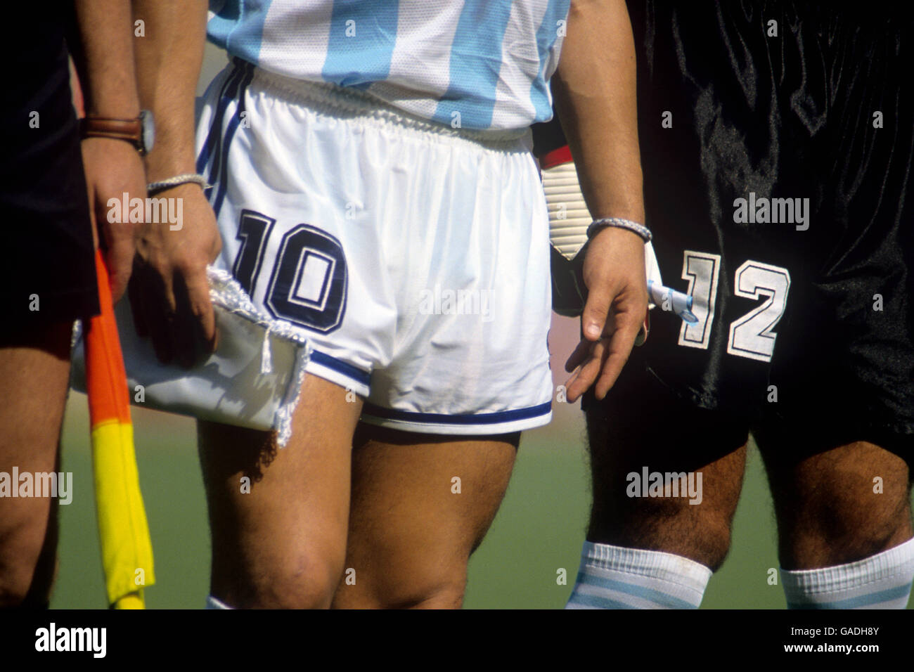 Fußball - WM Italia 1990 - zweite Runde - Argentinien gegen Brasilien - Stadio Delle Alpi. Argentiniens Kapitän Diego Maradona (10) steht vor dem Anpfiff neben Torwart Sergio Goycochea (12) Stockfoto