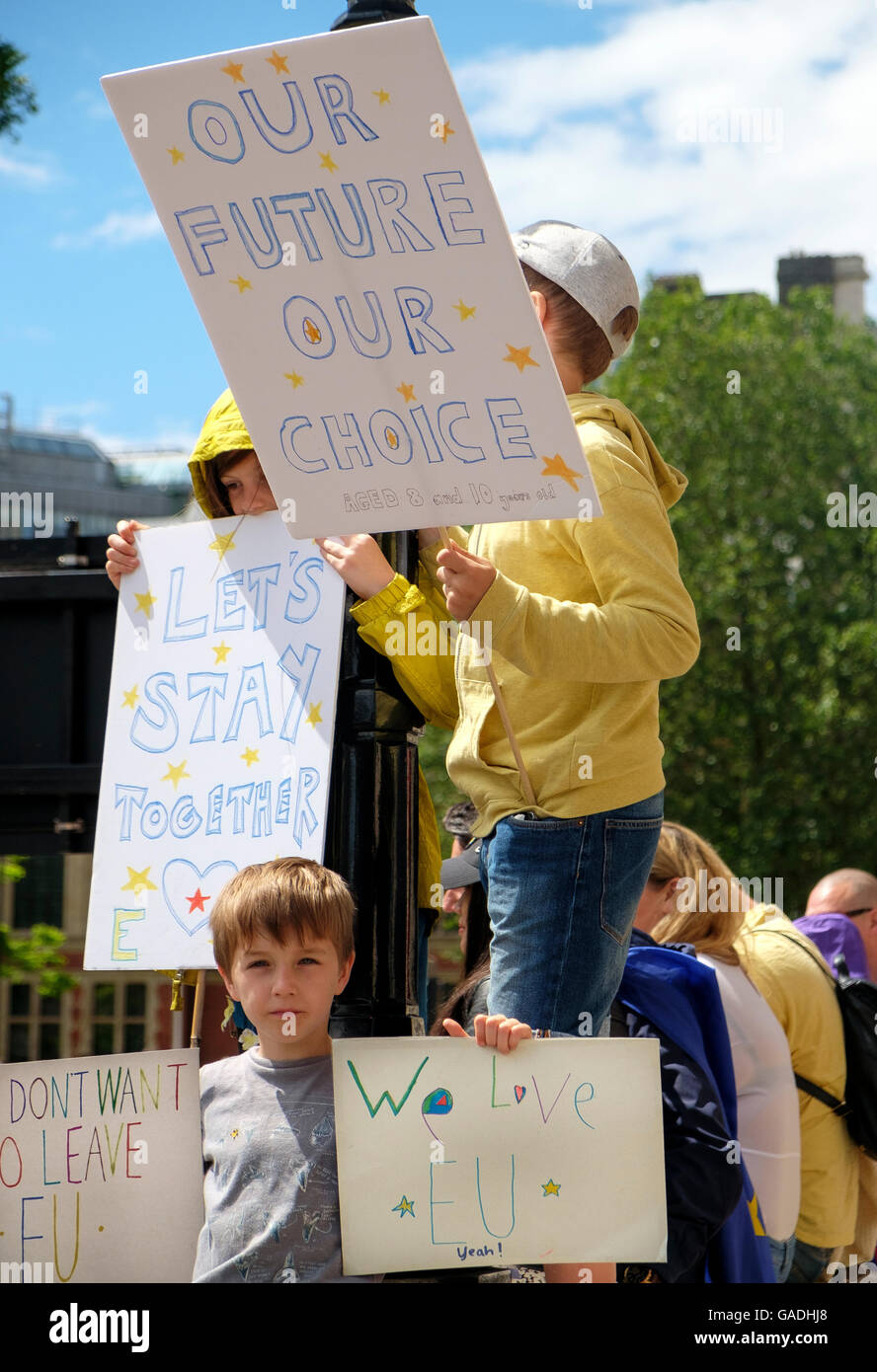 London, UK, 2. Juli 2016: Kinder halten Plakate am Parliament Square als der Marsch für Europa Demonstranten Stockfoto