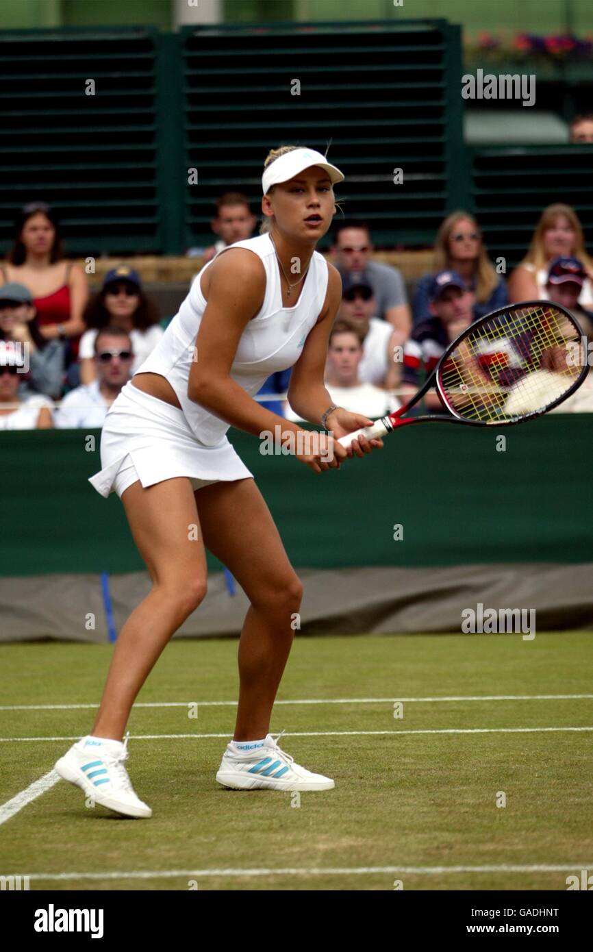 Tennis - Wimbledon 2002 - Dritte Runde. Anna Kournikova in Aktion während der Frauen-Doppelmoral Stockfoto