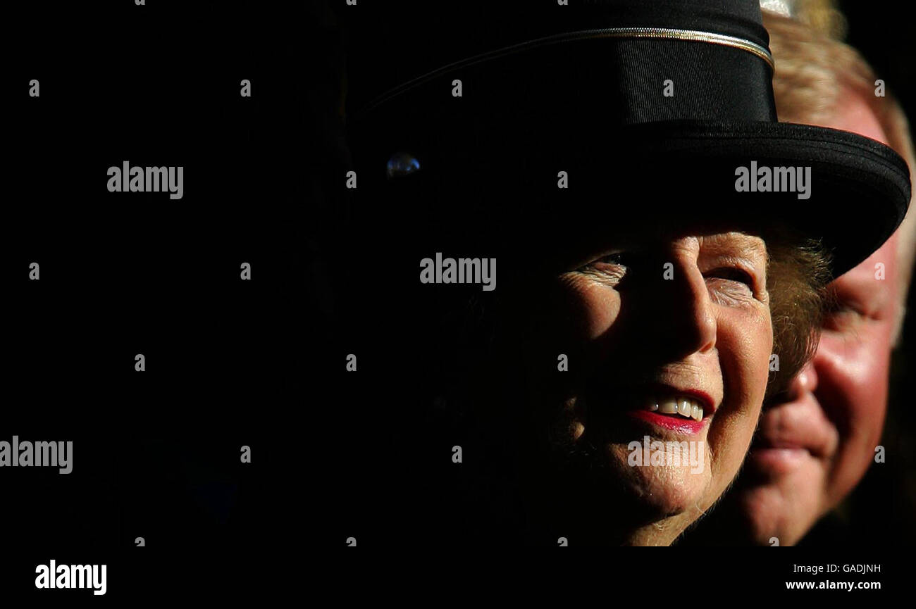 Baroness Thatcher im Bild am Memorial Gates auf Constitution Hill, wo sie einen Kranz niederlegte, um an die Opfer zu erinnern, die fast fünf Millionen Freiwillige ethnischer Minderheiten während der beiden Weltkriege in London gebracht haben. Stockfoto