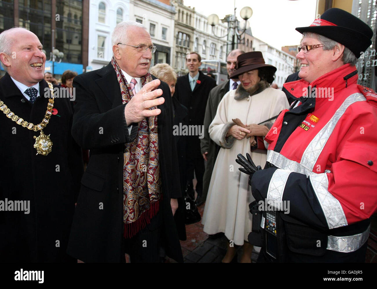 Vaclav Klaus, Präsident der Tschechischen Republik (2. Links) und Jim Rodgers, Oberbürgermeister von Belfast (links), sprechen mit einem Belfast-Verkehrsleiter im Stadtzentrum. Stockfoto